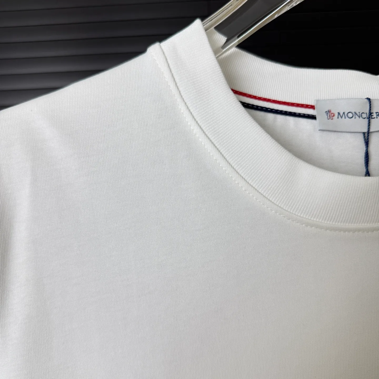 P170 A246 (Long-term replenishment, arrival the next day) MONCLER/Masklet badge letter LOGO round neck short-sleeved T-shirt exclusive first launch high-definition The fabric is made of 300 grams of heavyweight pure cotton, custom-made with 32-count double-strand thread, ready-to-wear treatment, the fabric is comfortable and skin-friendly, custom-dyed fabrics, high textile density, good drape, not easy to deform and shrink, thick texture and tight spinning process will not affect the breathability of the fabric, high color saturation, imported Tajima embroidery technology, good upper body effect, versatile and good-looking short sleeves, loose fit to cover the flesh, make you slim and not attractive size: S~XL Color: white black