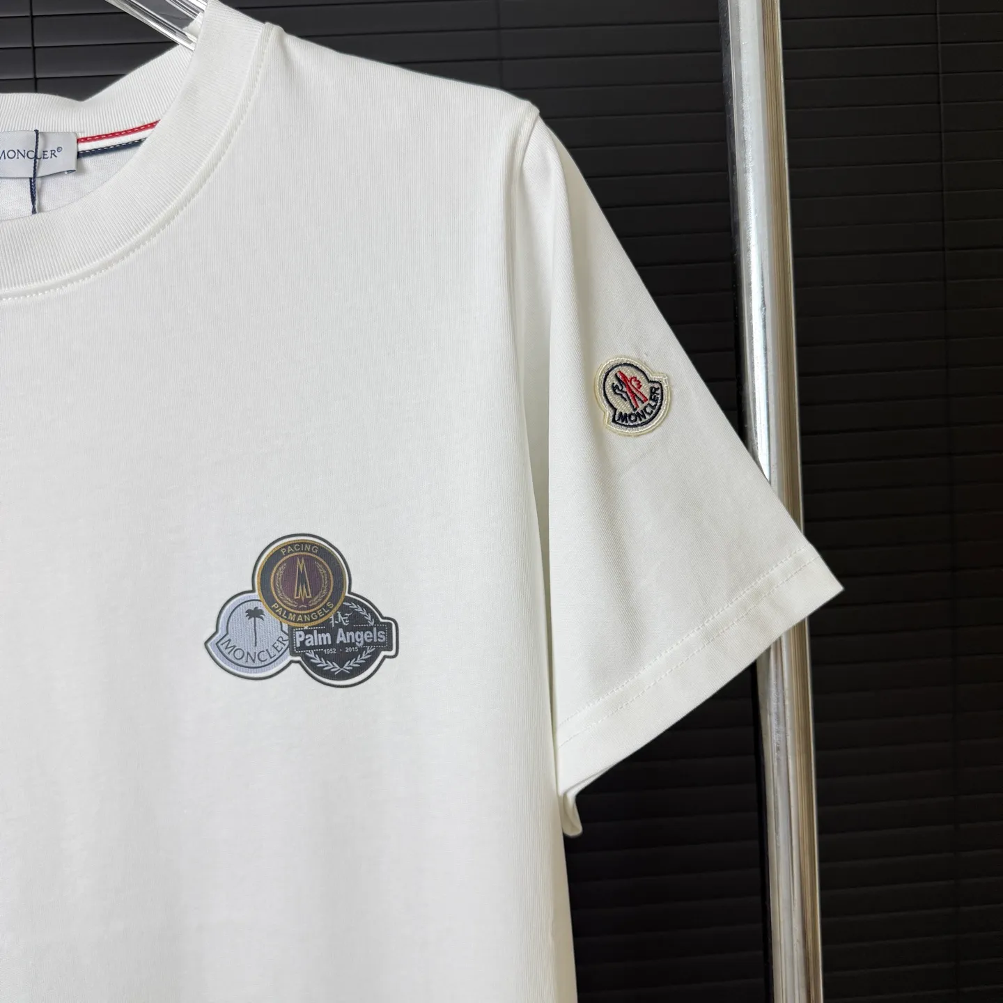 P170 A246 (Long-term replenishment, arrival the next day) MONCLER/Masklet badge letter LOGO round neck short-sleeved T-shirt exclusive first launch high-definition The fabric is made of 300 grams of heavyweight pure cotton, custom-made with 32-count double-strand thread, ready-to-wear treatment, the fabric is comfortable and skin-friendly, custom-dyed fabrics, high textile density, good drape, not easy to deform and shrink, thick texture and tight spinning process will not affect the breathability of the fabric, high color saturation, imported Tajima embroidery technology, good upper body effect, versatile and good-looking short sleeves, loose fit to cover the flesh, make you slim and not attractive size: S~XL Color: white black