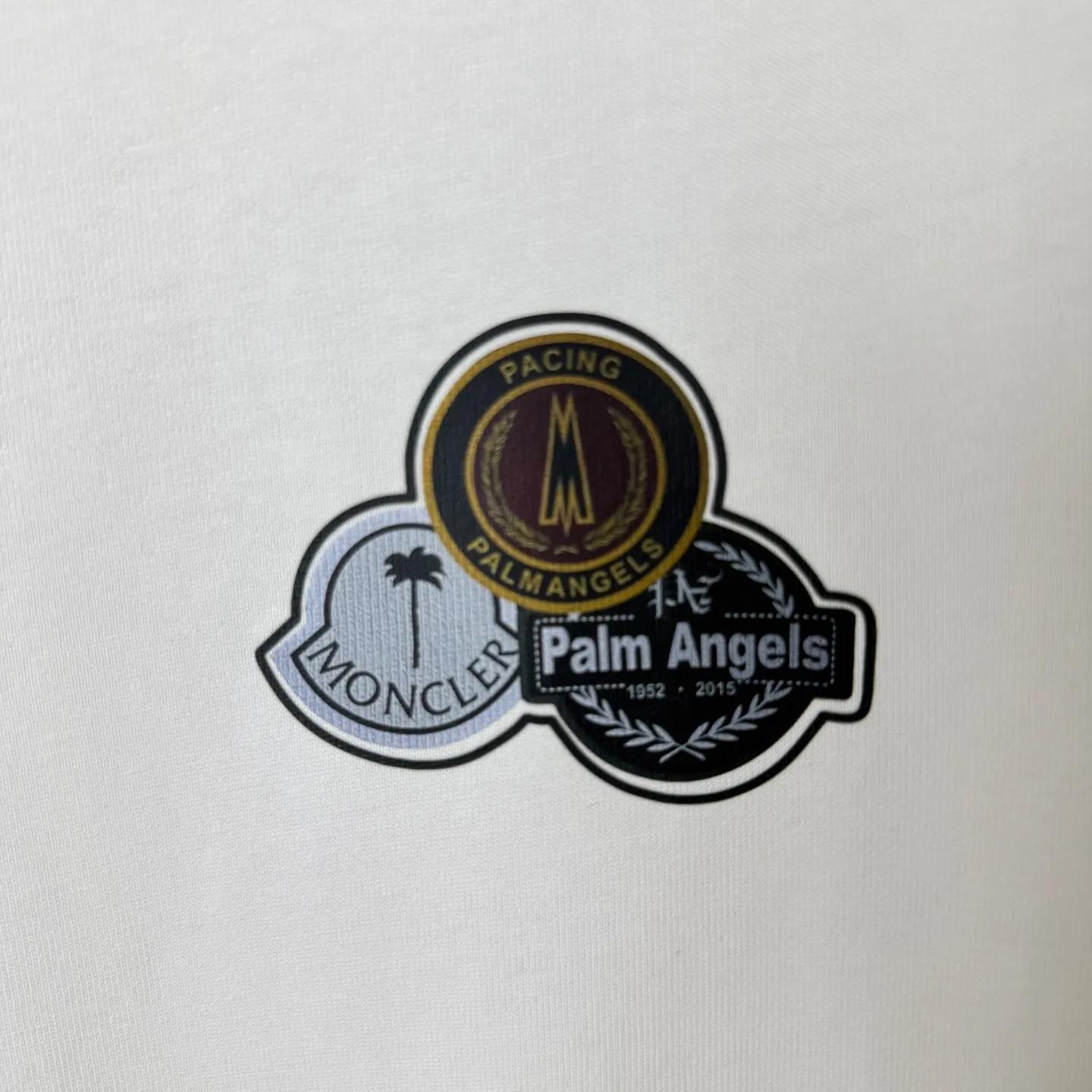 P170 A246 (Long-term replenishment, arrival the next day) MONCLER/Masklet badge letter LOGO round neck short-sleeved T-shirt exclusive first launch high-definition The fabric is made of 300 grams of heavyweight pure cotton, custom-made with 32-count double-strand thread, ready-to-wear treatment, the fabric is comfortable and skin-friendly, custom-dyed fabrics, high textile density, good drape, not easy to deform and shrink, thick texture and tight spinning process will not affect the breathability of the fabric, high color saturation, imported Tajima embroidery technology, good upper body effect, versatile and good-looking short sleeves, loose fit to cover the flesh, make you slim and not attractive size: S~XL Color: white black