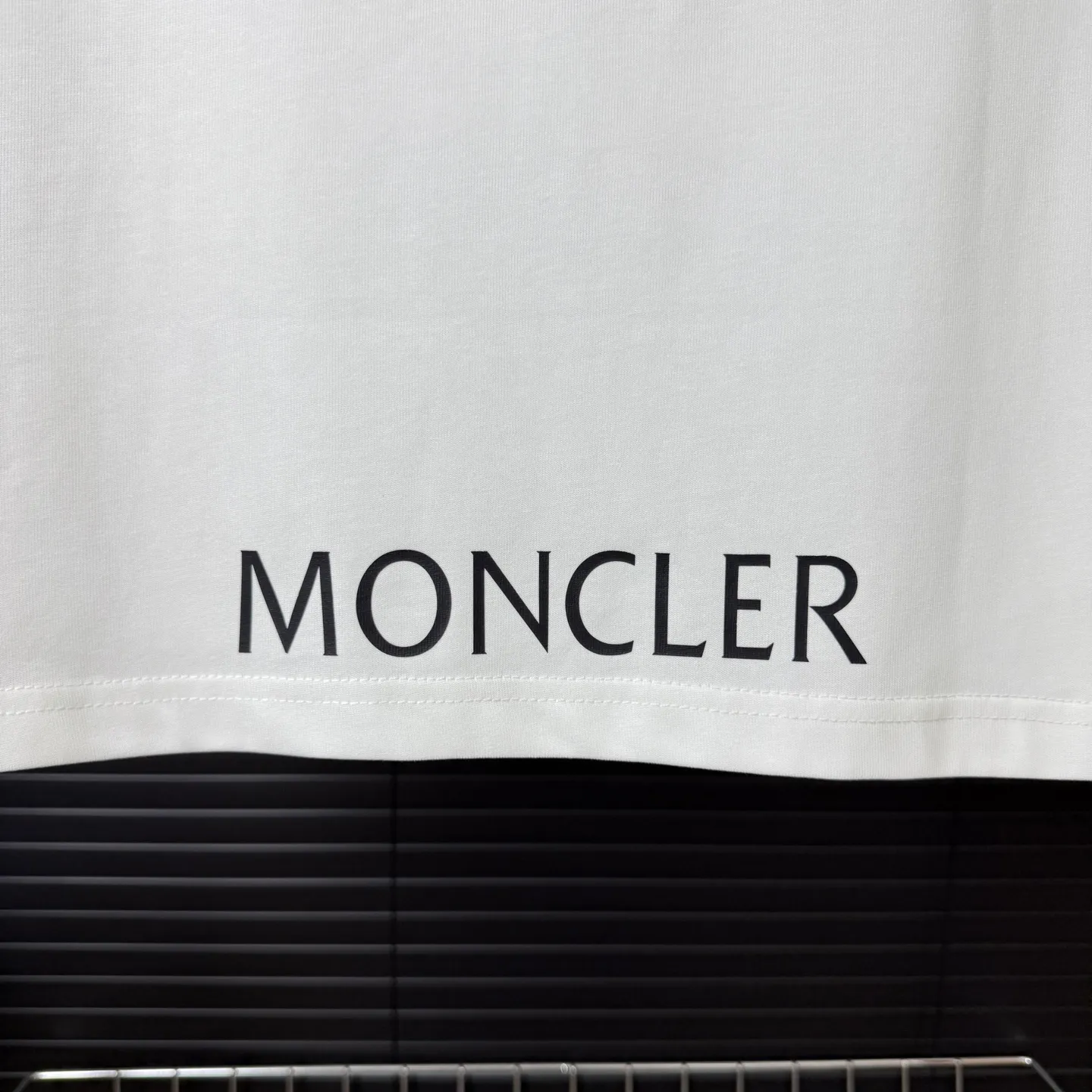 P170 A246 (Long-term replenishment, arrival the next day) MONCLER/Masklet badge letter LOGO round neck short-sleeved T-shirt exclusive first launch high-definition The fabric is made of 300 grams of heavyweight pure cotton, custom-made with 32-count double-strand thread, ready-to-wear treatment, the fabric is comfortable and skin-friendly, custom-dyed fabrics, high textile density, good drape, not easy to deform and shrink, thick texture and tight spinning process will not affect the breathability of the fabric, high color saturation, imported Tajima embroidery technology, good upper body effect, versatile and good-looking short sleeves, loose fit to cover the flesh, make you slim and not attractive size: S~XL Color: white black
