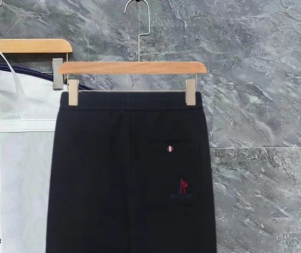 P290 Moncler new autumn trousers, European trade channels, direct delivery from Italian overseas warehouses, limited sales of overseas boutiques.  SS's new casual and fashionable sweatpants, these sweatpants use big-name designs to create a fashionable and trendy feel. The details are exquisitely processed, showing super high quality.  The pants are embellished with iconic brand logos to highlight the brand style and create a fashionable and diverse look. Carefully crafted from 100% imported fabrics, they are soft and comfortable, and are skin-friendly and warm. They are a pair of pants that are comfortable both at home and when going out. You can just wear a jacket and a sweater to go out~ Color: Black Size: M L XL 2XL 3XL