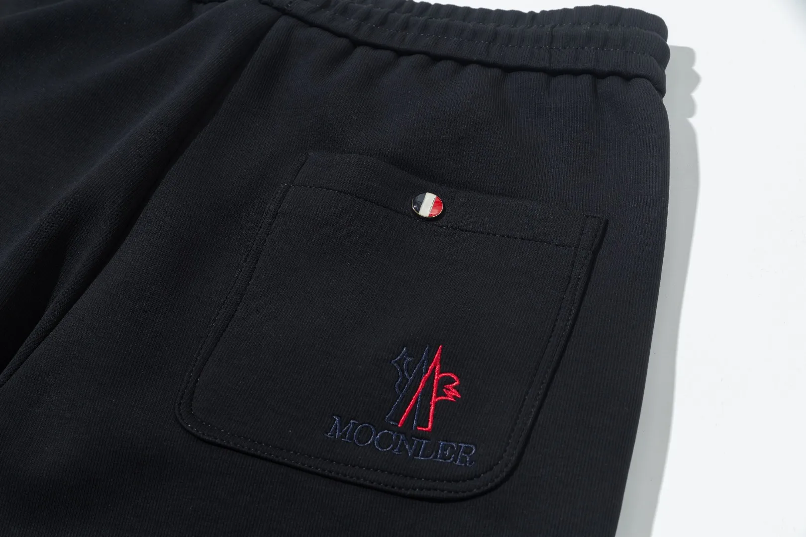 P290 Moncler new autumn trousers, European trade channels, direct delivery from Italian overseas warehouses, limited sales of overseas boutiques.  SS's new casual and fashionable sweatpants, these sweatpants use big-name designs to create a fashionable and trendy feel. The details are exquisitely processed, showing super high quality.  The pants are embellished with iconic brand logos to highlight the brand style and create a fashionable and diverse look. Carefully crafted from 100% imported fabrics, they are soft and comfortable, and are skin-friendly and warm. They are a pair of pants that are comfortable both at home and when going out. You can just wear a jacket and a sweater to go out~ Color: Black Size: M L XL 2XL 3XL