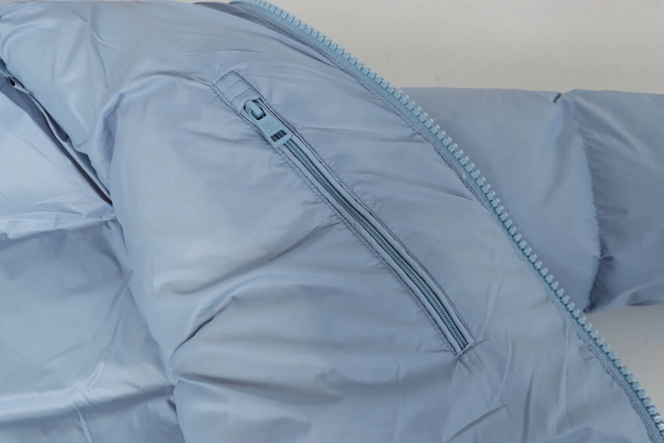 P740 Moncler / Moncler SS24 Large Logo Moncler Moncler Label Classic Stand Collar Logo Down Jacket Exclusive version for the entire network, feel free to compare any quality on the market ❗️ The fabric is made of original and consistent customer-supplied fabrics, with added three-proof technology, windproof and waterproof, classic style, no matter how you wear it, you can’t go wrong! ! Filled with high-quality 80 white duck down, the fluffiness is perfect 💯, and it is definitely not the kind of scum that doesn’t bounce back when pressed and has no fullness! ! It feels very, very good! Great fit! Make sure your upper body is light! Differentiate from the currency version on the market! Classic stand collar down jacket, all washed accessories are OEM original 1:1 mold customization! ! It locks in heat and keeps it warm, and the sense of luxury is self-evident! ! Ten stars⭐recommended must deposit✅✅ Professionals from major foreign trade factories Assembly line operation Quality control guarantee Accessories: Customized original main mark Washed Brand packaging bag Color: Black Blue Code number: 1 2 3 4 5