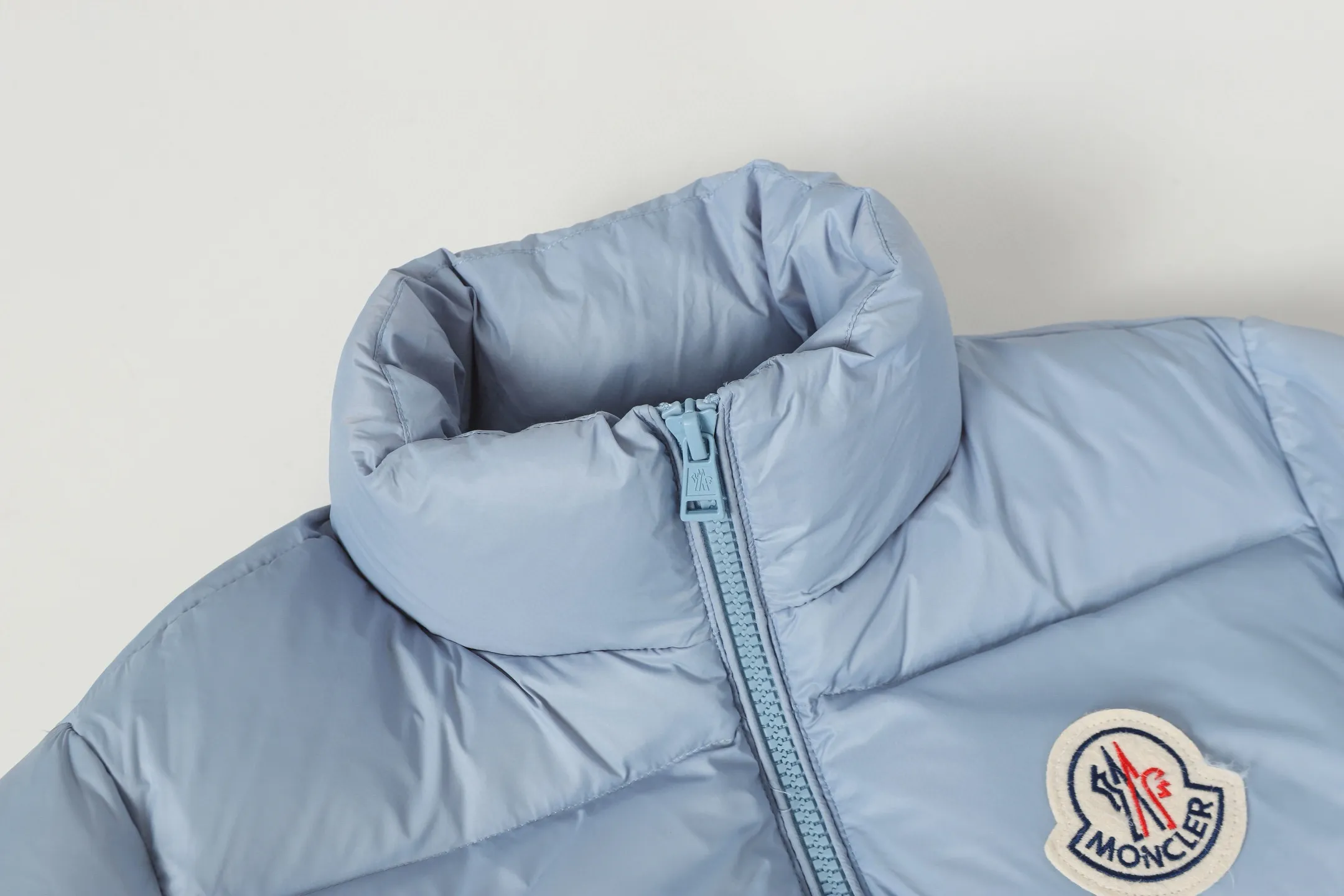 P740 Moncler / Moncler SS24 Large Logo Moncler Moncler Label Classic Stand Collar Logo Down Jacket Exclusive version for the entire network, feel free to compare any quality on the market ❗️ The fabric is made of original and consistent customer-supplied fabrics, with added three-proof technology, windproof and waterproof, classic style, no matter how you wear it, you can’t go wrong! ! Filled with high-quality 80 white duck down, the fluffiness is perfect 💯, and it is definitely not the kind of scum that doesn’t bounce back when pressed and has no fullness! ! It feels very, very good! Great fit! Make sure your upper body is light! Differentiate from the currency version on the market! Classic stand collar down jacket, all washed accessories are OEM original 1:1 mold customization! ! It locks in heat and keeps it warm, and the sense of luxury is self-evident! ! Ten stars⭐recommended must deposit✅✅ Professionals from major foreign trade factories Assembly line operation Quality control guarantee Accessories: Customized original main mark Washed Brand packaging bag Color: Black Blue Code number: 1 2 3 4 5