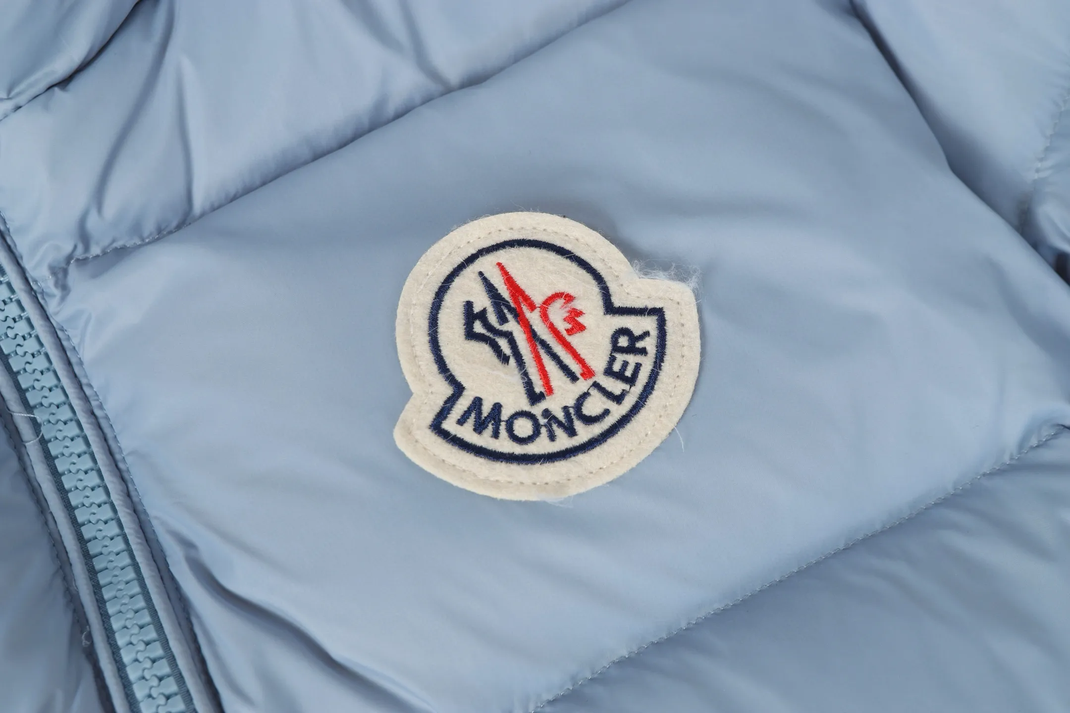 P740 Moncler / Moncler SS24 Large Logo Moncler Moncler Label Classic Stand Collar Logo Down Jacket Exclusive version for the entire network, feel free to compare any quality on the market ❗️ The fabric is made of original and consistent customer-supplied fabrics, with added three-proof technology, windproof and waterproof, classic style, no matter how you wear it, you can’t go wrong! ! Filled with high-quality 80 white duck down, the fluffiness is perfect 💯, and it is definitely not the kind of scum that doesn’t bounce back when pressed and has no fullness! ! It feels very, very good! Great fit! Make sure your upper body is light! Differentiate from the currency version on the market! Classic stand collar down jacket, all washed accessories are OEM original 1:1 mold customization! ! It locks in heat and keeps it warm, and the sense of luxury is self-evident! ! Ten stars⭐recommended must deposit✅✅ Professionals from major foreign trade factories Assembly line operation Quality control guarantee Accessories: Customized original main mark Washed Brand packaging bag Color: Black Blue Code number: 1 2 3 4 5
