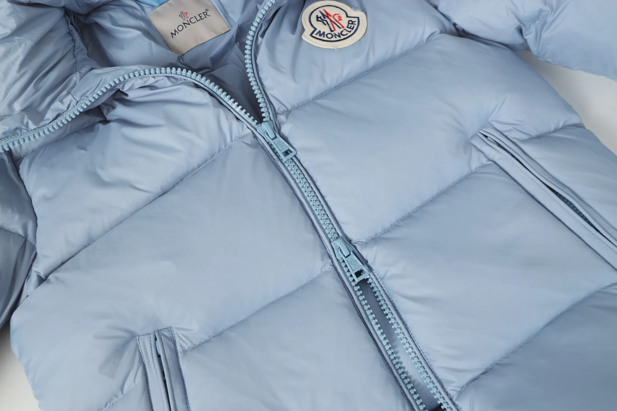 P740 Moncler / Moncler SS24 Large Logo Moncler Moncler Label Classic Stand Collar Logo Down Jacket Exclusive version for the entire network, feel free to compare any quality on the market ❗️ The fabric is made of original and consistent customer-supplied fabrics, with added three-proof technology, windproof and waterproof, classic style, no matter how you wear it, you can’t go wrong! ! Filled with high-quality 80 white duck down, the fluffiness is perfect 💯, and it is definitely not the kind of scum that doesn’t bounce back when pressed and has no fullness! ! It feels very, very good! Great fit! Make sure your upper body is light! Differentiate from the currency version on the market! Classic stand collar down jacket, all washed accessories are OEM original 1:1 mold customization! ! It locks in heat and keeps it warm, and the sense of luxury is self-evident! ! Ten stars⭐recommended must deposit✅✅ Professionals from major foreign trade factories Assembly line operation Quality control guarantee Accessories: Customized original main mark Washed Brand packaging bag Color: Black Blue Code number: 1 2 3 4 5