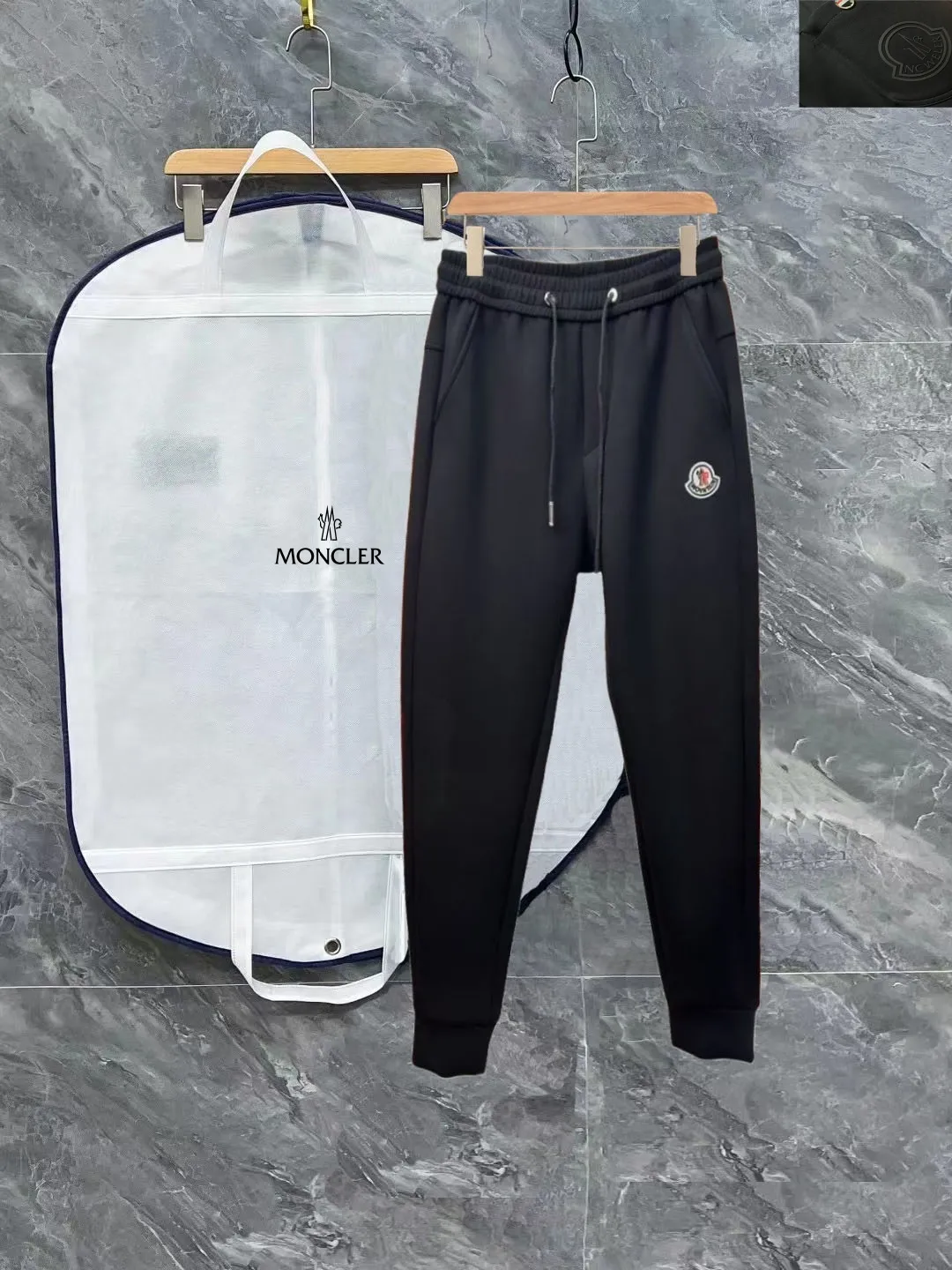P310 Moncler 25 new men's original casual pants and sweatpants, high-end customization, fashionable and versatile ✨✨✨ ribbon, fashionable three-dimensional logo design, customized original imported 100% knitted cotton fabric, imported hardware accessories, elegant and handsome upper body, brand new sense of sight! The factory's fine workmanship and details are all in place. There is no need to choose anyone, and you must pay for your own money. Size: M-3XL (the largest size can wear about 185 pounds, black