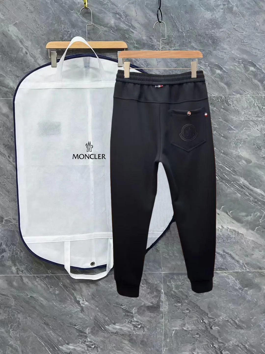 P310 Moncler 25 new men's original casual pants and sweatpants, high-end customization, fashionable and versatile ✨✨✨ ribbon, fashionable three-dimensional logo design, customized original imported 100% knitted cotton fabric, imported hardware accessories, elegant and handsome upper body, brand new sense of sight! The factory's fine workmanship and details are all in place. There is no need to choose anyone, and you must pay for your own money. Size: M-3XL (the largest size can wear about 185 pounds, black