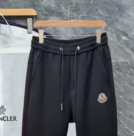 P310 Moncler 25 new men's original casual pants and sweatpants, high-end customization, fashionable and versatile ✨✨✨ ribbon, fashionable three-dimensional logo design, customized original imported 100% knitted cotton fabric, imported hardware accessories, elegant and handsome upper body, brand new sense of sight! The factory's fine workmanship and details are all in place. There is no need to choose anyone, and you must pay for your own money. Size: M-3XL (the largest size can wear about 185 pounds, black