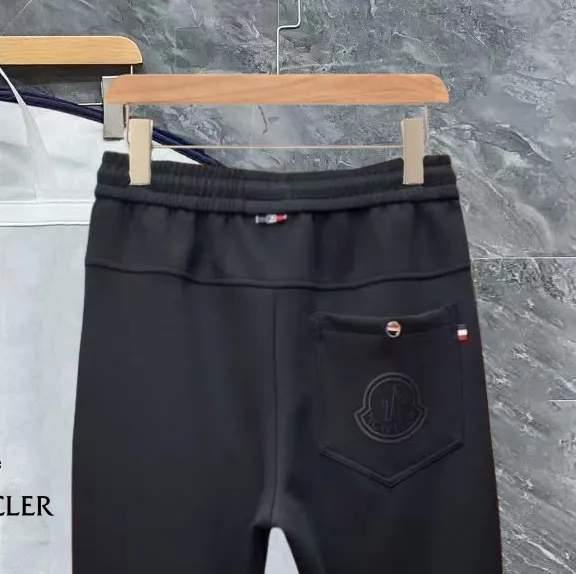 P310 Moncler 25 new men's original casual pants and sweatpants, high-end customization, fashionable and versatile ✨✨✨ ribbon, fashionable three-dimensional logo design, customized original imported 100% knitted cotton fabric, imported hardware accessories, elegant and handsome upper body, brand new sense of sight! The factory's fine workmanship and details are all in place. There is no need to choose anyone, and you must pay for your own money. Size: M-3XL (the largest size can wear about 185 pounds, black