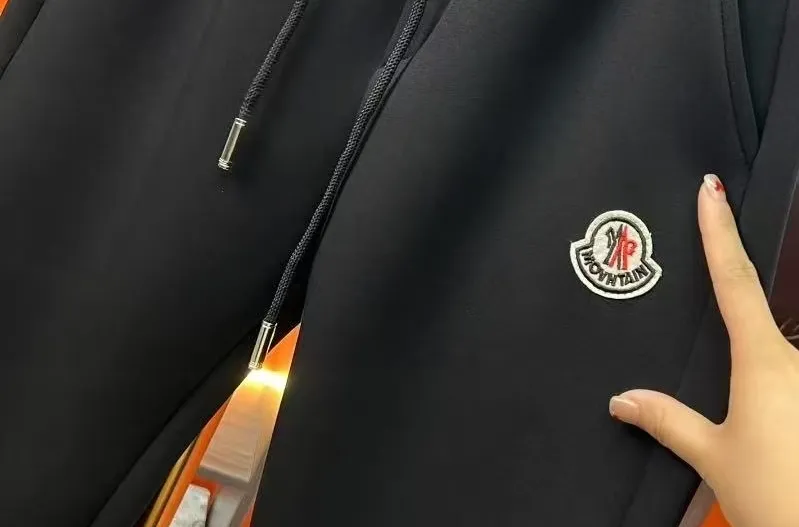 P310 Moncler 25 new men's original casual pants and sweatpants, high-end customization, fashionable and versatile ✨✨✨ ribbon, fashionable three-dimensional logo design, customized original imported 100% knitted cotton fabric, imported hardware accessories, elegant and handsome upper body, brand new sense of sight! The factory's fine workmanship and details are all in place. There is no need to choose anyone, and you must pay for your own money. Size: M-3XL (the largest size can wear about 185 pounds, black