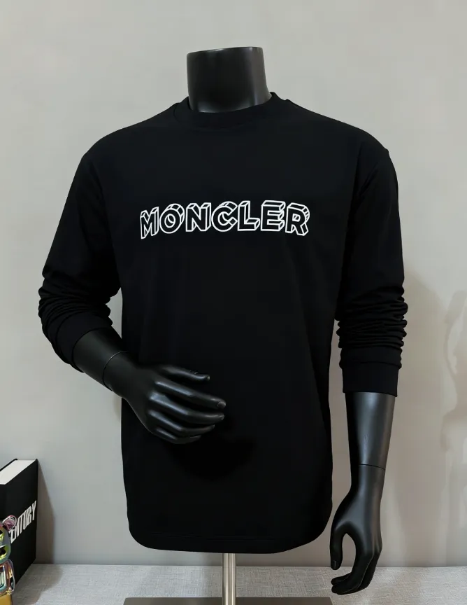 P180 MONCLER is new, FW autumn and winter new long-sleeved T-shirt official website has synchronized 3D visual letter printing armband short sleeves, the details are correct to the official version, and the size of the logo is strictly controlled , standard size, laminated details are in sync with the official version; 280g double yarn pure cotton fabric is selected, imported woven thread thread, the neckline is boned to prevent deformation, the factory high-temperature washing process prevents shrinkage, the fabric is soft and breathable, scan the code and touch the NCF washed mark for identification, the details are in place, the upper body is simple and beautiful, European size version, loose and suitable, color: black, white, size XS-L (L size can wear 200 pounds)