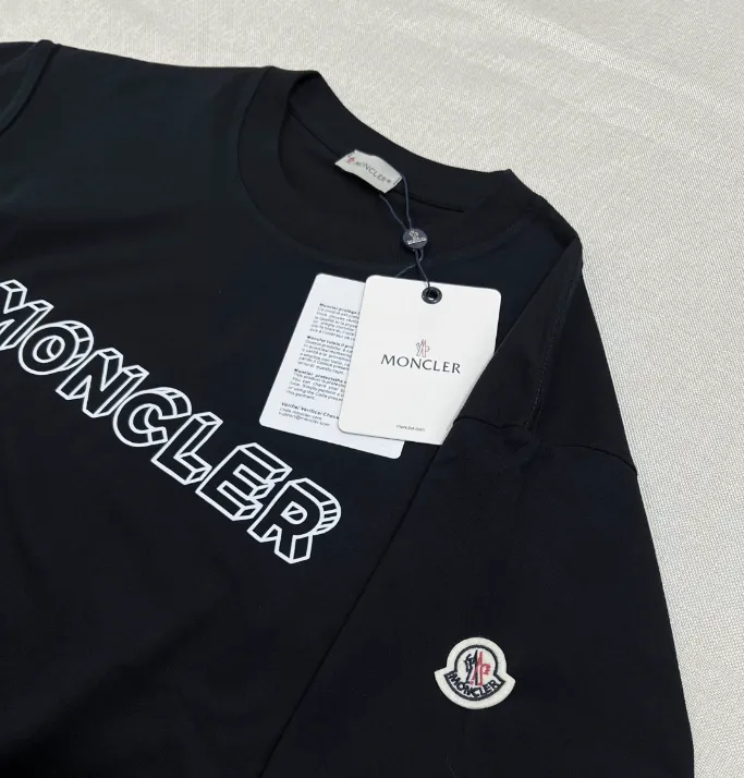 P180 MONCLER is new, FW autumn and winter new long-sleeved T-shirt official website has synchronized 3D visual letter printing armband short sleeves, the details are correct to the official version, and the size of the logo is strictly controlled , standard size, laminated details are in sync with the official version; 280g double yarn pure cotton fabric is selected, imported woven thread thread, the neckline is boned to prevent deformation, the factory high-temperature washing process prevents shrinkage, the fabric is soft and breathable, scan the code and touch the NCF washed mark for identification, the details are in place, the upper body is simple and beautiful, European size version, loose and suitable, color: black, white, size XS-L (L size can wear 200 pounds)