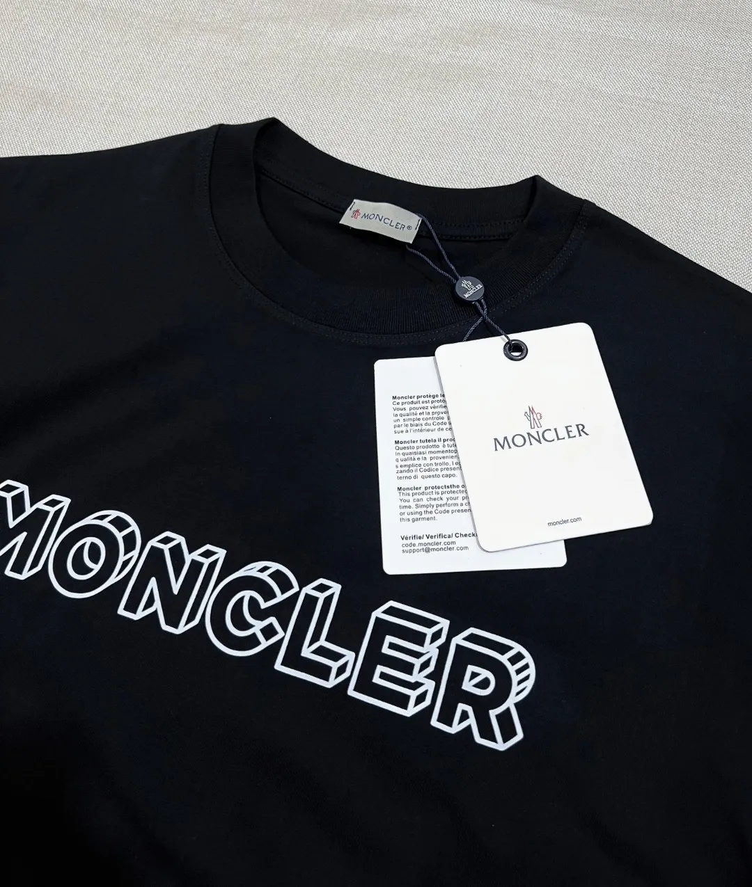 P180 MONCLER is new, FW autumn and winter new long-sleeved T-shirt official website has synchronized 3D visual letter printing armband short sleeves, the details are correct to the official version, and the size of the logo is strictly controlled , standard size, laminated details are in sync with the official version; 280g double yarn pure cotton fabric is selected, imported woven thread thread, the neckline is boned to prevent deformation, the factory high-temperature washing process prevents shrinkage, the fabric is soft and breathable, scan the code and touch the NCF washed mark for identification, the details are in place, the upper body is simple and beautiful, European size version, loose and suitable, color: black, white, size XS-L (L size can wear 200 pounds)