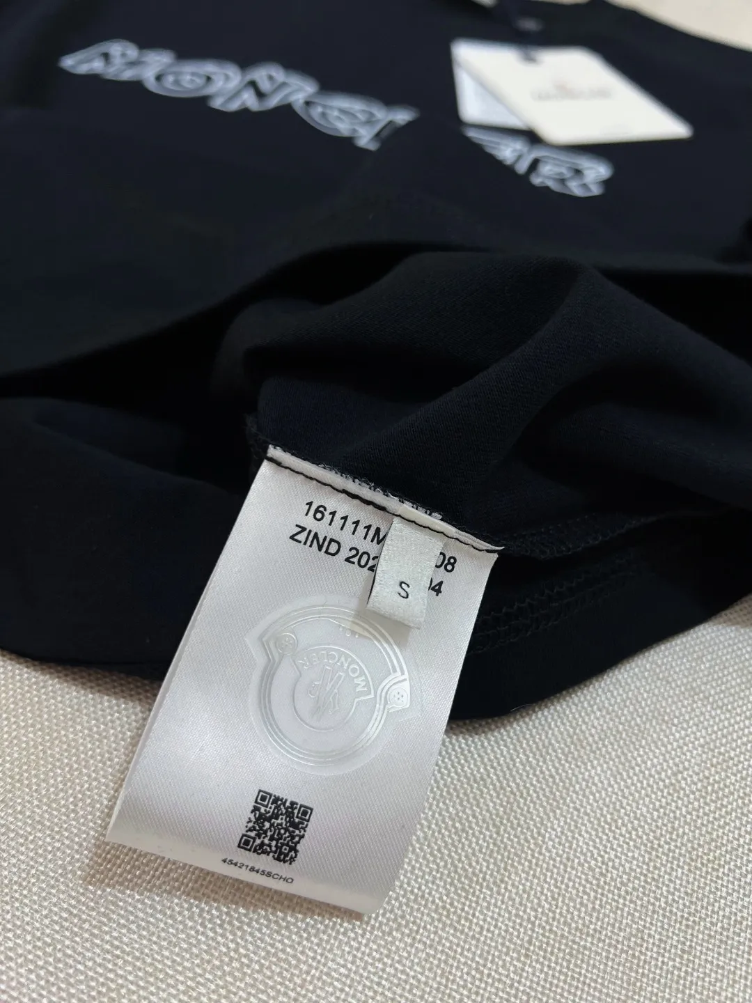 P180 MONCLER is new, FW autumn and winter new long-sleeved T-shirt official website has synchronized 3D visual letter printing armband short sleeves, the details are correct to the official version, and the size of the logo is strictly controlled , standard size, laminated details are in sync with the official version; 280g double yarn pure cotton fabric is selected, imported woven thread thread, the neckline is boned to prevent deformation, the factory high-temperature washing process prevents shrinkage, the fabric is soft and breathable, scan the code and touch the NCF washed mark for identification, the details are in place, the upper body is simple and beautiful, European size version, loose and suitable, color: black, white, size XS-L (L size can wear 200 pounds)