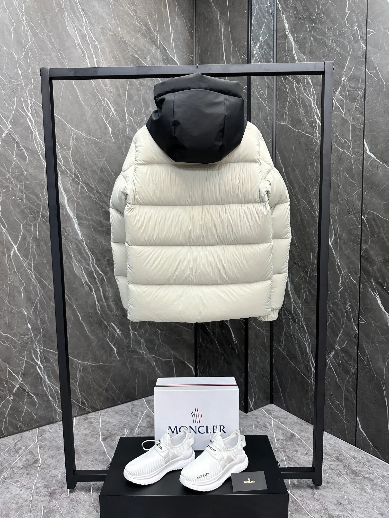 P760 Moncler Madeira Black Warrior Short Men's Down Jacket (⚠️ You can compare my products with the whole network, if you lose, I will give it to you for free ❗️❗️) Madeira men's short down jacket is specially designed for adventure, bringing you warmth and care.  The Madeira short down jacket is designed for modern men who value functionality and aesthetics, and is suitable for many occasions such as street or skiing. Made from functional, tight nylon longue saison fabric with a padded hood and windshield for added protection. Details •Made in longue saison fabric •Nylon laqué lining •Filled with down •Hood •Embossed logo lettering •Snap and zipper closure •Pockets with zippers and snaps •Elastic drawstring hem •Logo patch Size: 1-5 Available in three colors Style No. D9878067680