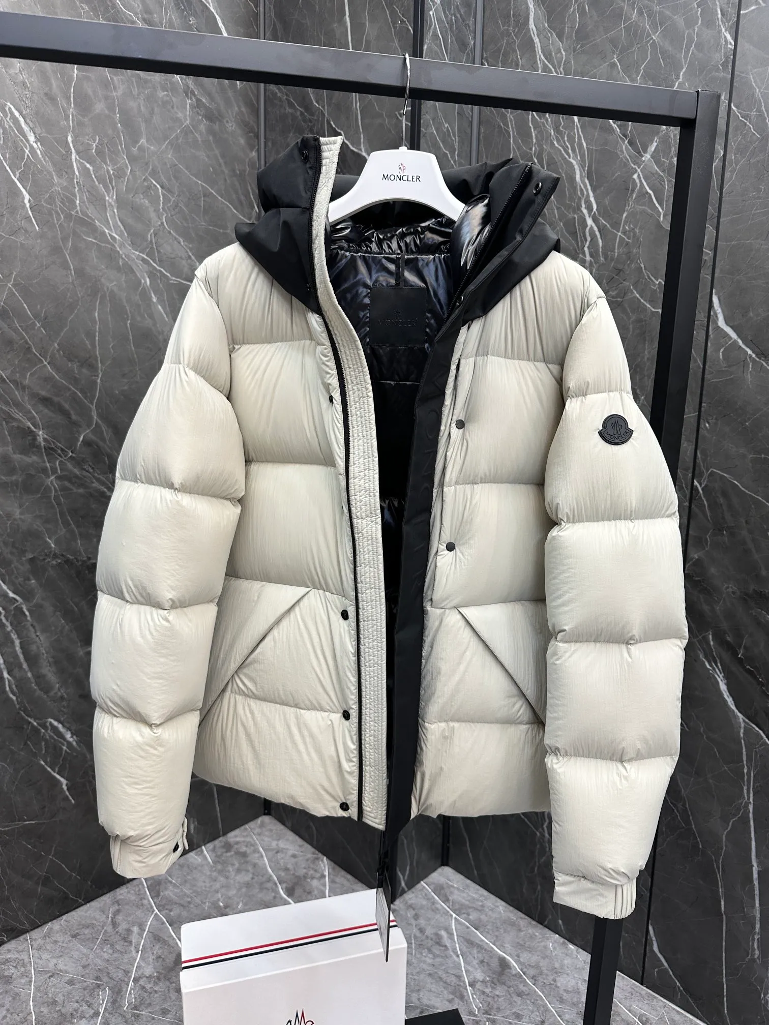 P760 Moncler Madeira Black Warrior Short Men's Down Jacket (⚠️ You can compare my products with the whole network, if you lose, I will give it to you for free ❗️❗️) Madeira men's short down jacket is specially designed for adventure, bringing you warmth and care.  The Madeira short down jacket is designed for modern men who value functionality and aesthetics, and is suitable for many occasions such as street or skiing. Made from functional, tight nylon longue saison fabric with a padded hood and windshield for added protection. Details •Made in longue saison fabric •Nylon laqué lining •Filled with down •Hood •Embossed logo lettering •Snap and zipper closure •Pockets with zippers and snaps •Elastic drawstring hem •Logo patch Size: 1-5 Available in three colors Style No. D9878067680