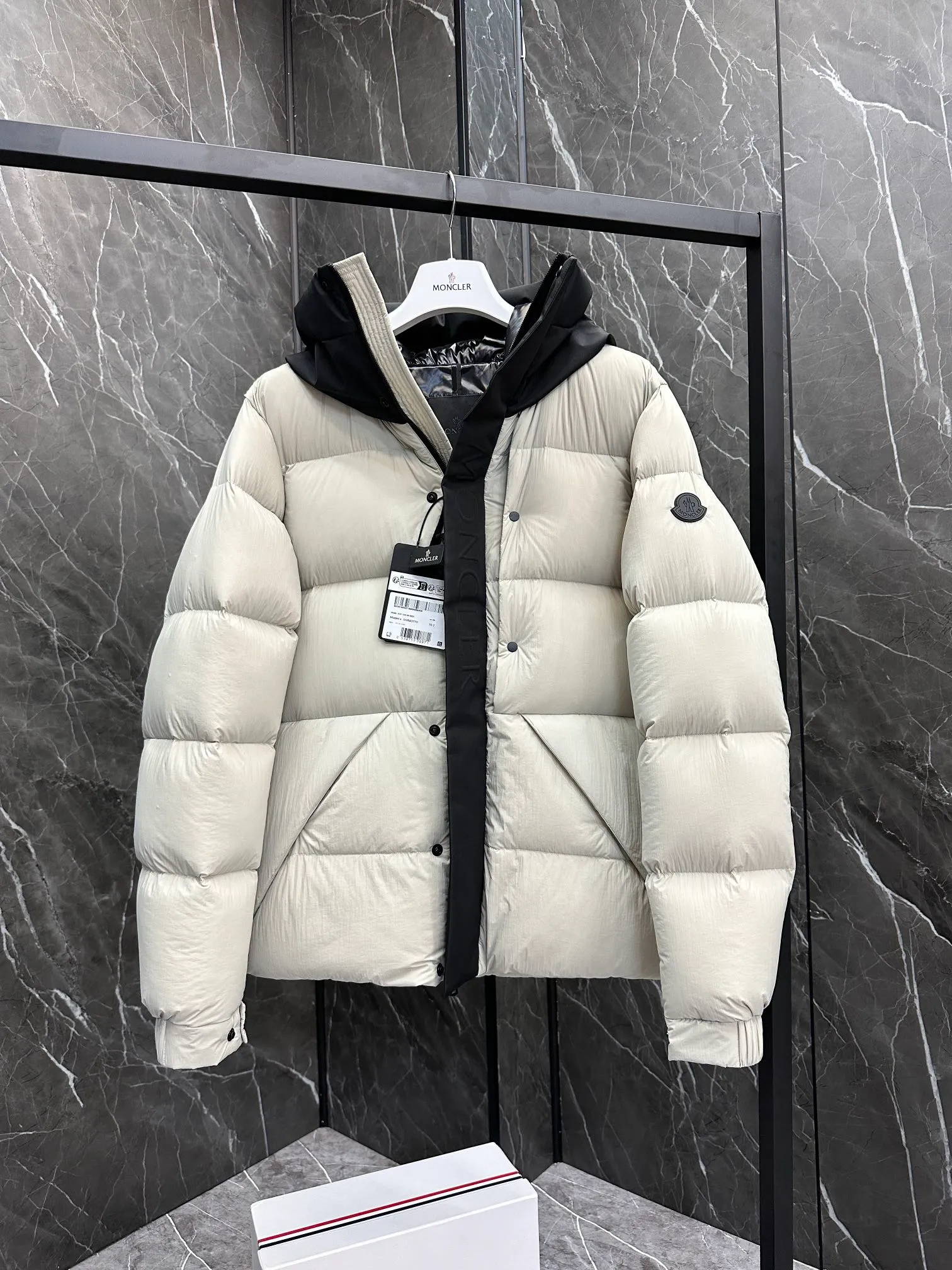 P760 Moncler Madeira Black Warrior Short Men's Down Jacket (⚠️ You can compare my products with the whole network, if you lose, I will give it to you for free ❗️❗️) Madeira men's short down jacket is specially designed for adventure, bringing you warmth and care.  The Madeira short down jacket is designed for modern men who value functionality and aesthetics, and is suitable for many occasions such as street or skiing. Made from functional, tight nylon longue saison fabric with a padded hood and windshield for added protection. Details •Made in longue saison fabric •Nylon laqué lining •Filled with down •Hood •Embossed logo lettering •Snap and zipper closure •Pockets with zippers and snaps •Elastic drawstring hem •Logo patch Size: 1-5 Available in three colors Style No. D9878067680