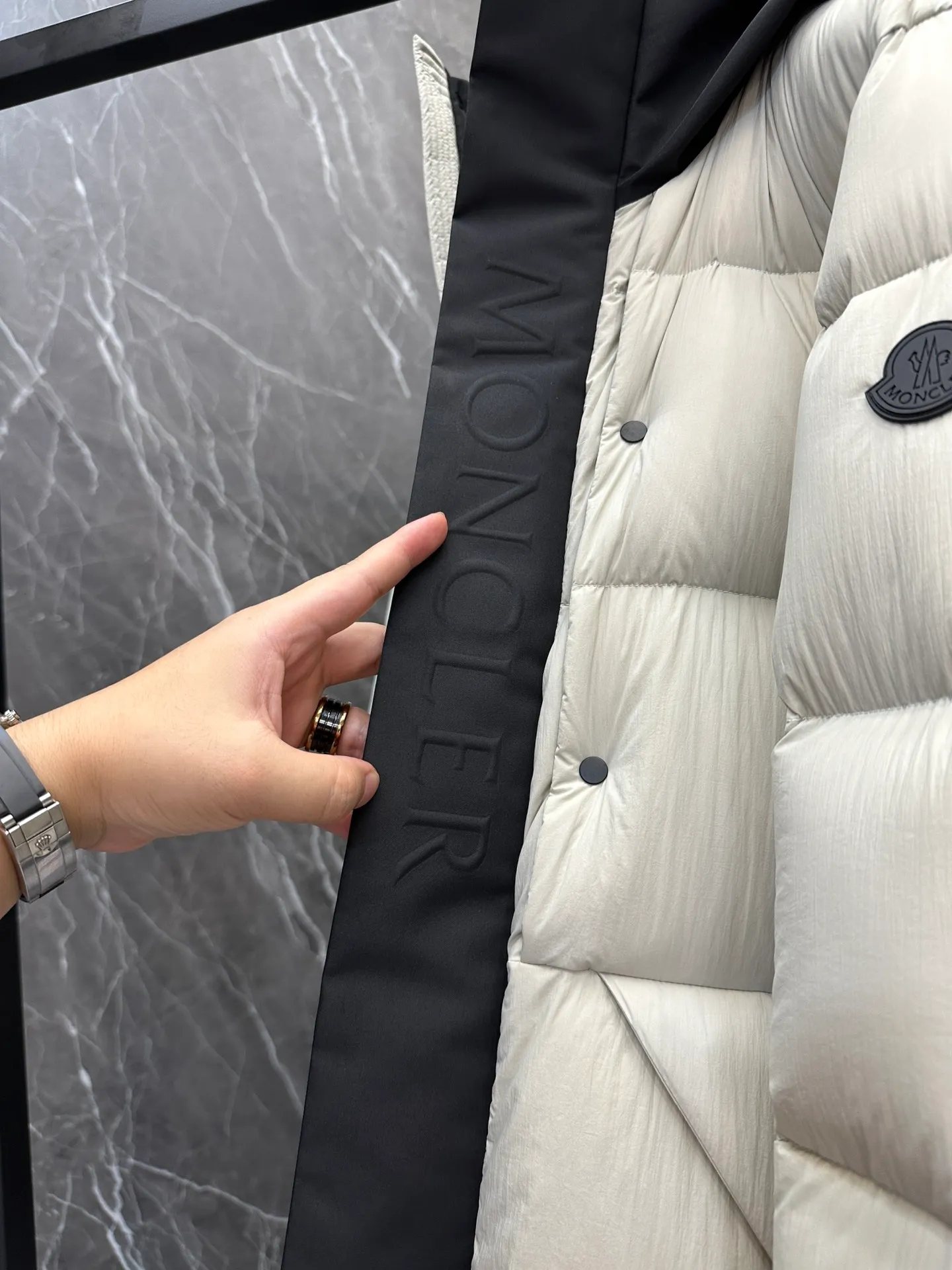 P760 Moncler Madeira Black Warrior Short Men's Down Jacket (⚠️ You can compare my products with the whole network, if you lose, I will give it to you for free ❗️❗️) Madeira men's short down jacket is specially designed for adventure, bringing you warmth and care.  The Madeira short down jacket is designed for modern men who value functionality and aesthetics, and is suitable for many occasions such as street or skiing. Made from functional, tight nylon longue saison fabric with a padded hood and windshield for added protection. Details •Made in longue saison fabric •Nylon laqué lining •Filled with down •Hood •Embossed logo lettering •Snap and zipper closure •Pockets with zippers and snaps •Elastic drawstring hem •Logo patch Size: 1-5 Available in three colors Style No. D9878067680