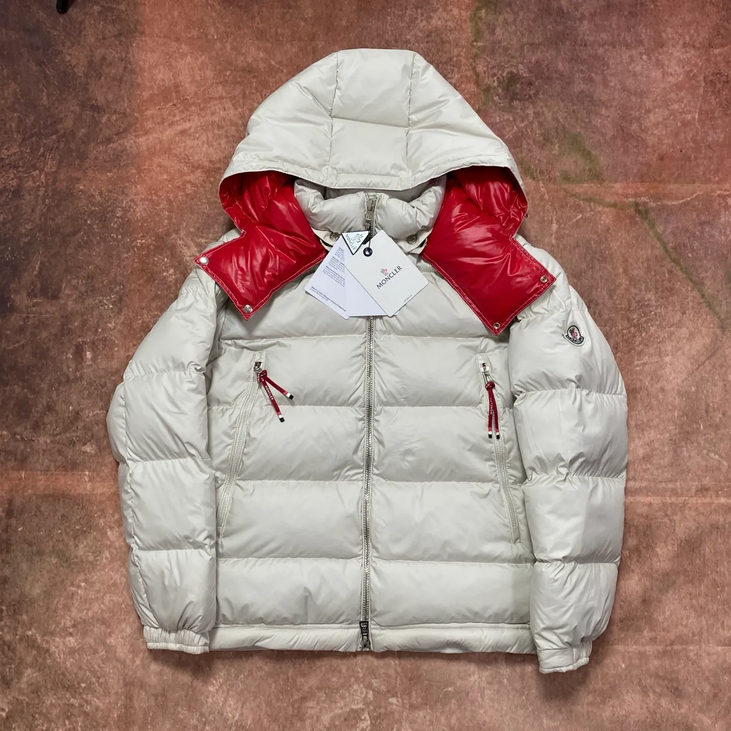 P760 Moncler Mouth Mouth National Standard 90 white duck down filling Poirier down draws inspiration from skiing in the 1960s and is stylish. Made of tight nylon fabric with excellent breathability and functionality, the hooded design is an example of Moncler's research into fabrics. The berry-colored details on the brim and zipper give the whole thing a refreshing touch, and are the same style for men and women. Color: Off-white Size: MLXL