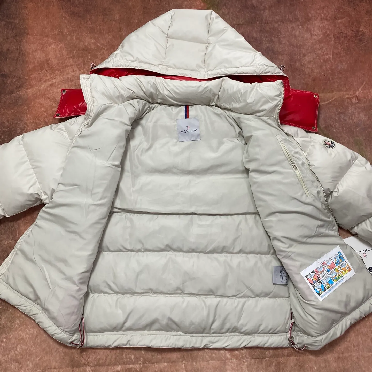P760 Moncler Mouth Mouth National Standard 90 white duck down filling Poirier down draws inspiration from skiing in the 1960s and is stylish. Made of tight nylon fabric with excellent breathability and functionality, the hooded design is an example of Moncler's research into fabrics. The berry-colored details on the brim and zipper give the whole thing a refreshing touch, and are the same style for men and women. Color: Off-white Size: MLXL