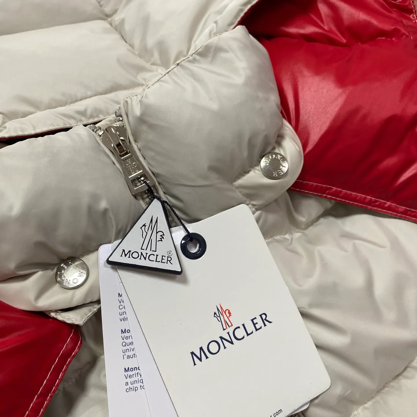 P760 Moncler Mouth Mouth National Standard 90 white duck down filling Poirier down draws inspiration from skiing in the 1960s and is stylish. Made of tight nylon fabric with excellent breathability and functionality, the hooded design is an example of Moncler's research into fabrics. The berry-colored details on the brim and zipper give the whole thing a refreshing touch, and are the same style for men and women. Color: Off-white Size: MLXL