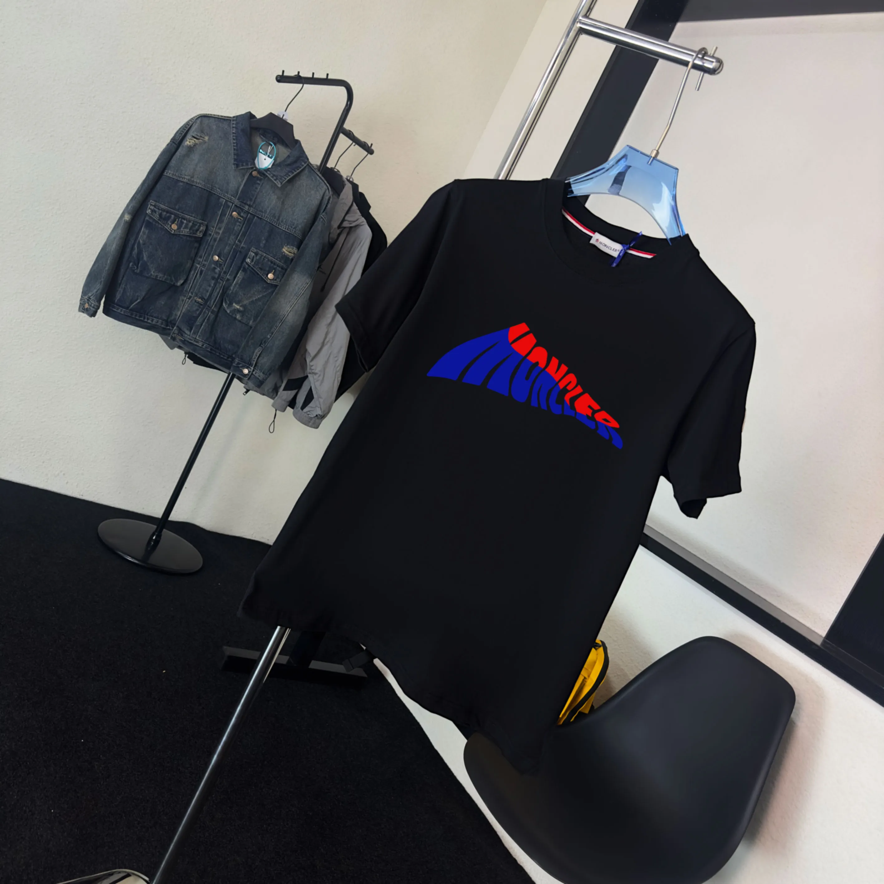 P140 Upgraded version "Mobile phone smart sensor ~ NFC chip armband ~ Direct access to the official website for anti-counterfeiting" "Moncler ~ Mouth Mouth" 2025 new high-quality round neck short-sleeved T-shirt. The cuffs have imported embroidered labels. Customized dyeing, very comfortable to touch. Super versatile and good-looking short-sleeved. Complete with three labels. Non-market ordinary version. Feel free to compare. Quality is absolutely guaranteed! ‼ First of all, this original fabric is all custom-woven with 32-count double yarn fabric, 250G, and the weight is the same‼ Fine workmanship, double waistcoat method, double waistcoat method, double waistcoat method makes the whole dress more three-dimensional, which is not a craft that ordinary T-shirts can achieve🤪 Size: S-M-L-XL-2XL Color: black, white, apricot, same style for men and women