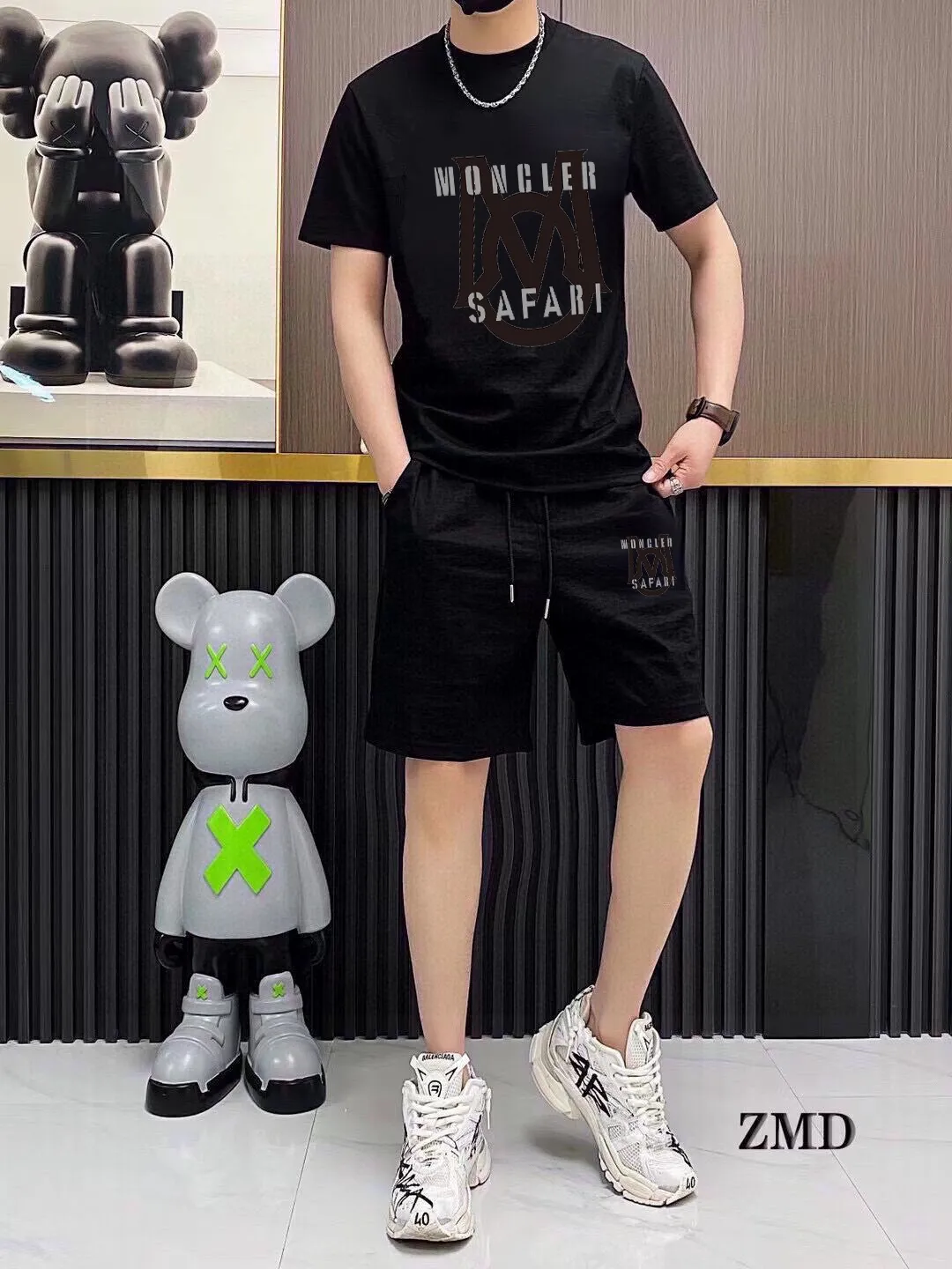 P290 Brand【MONCLER】2025 new men's short-sleeved shorts suit! Synchronous sales on the official website! High-end version on the market! It feels delicate and soft! Make you more comfortable to wear! The draped silhouette is awesome! Size: M-5XL (please state your height and weight when placing an order)