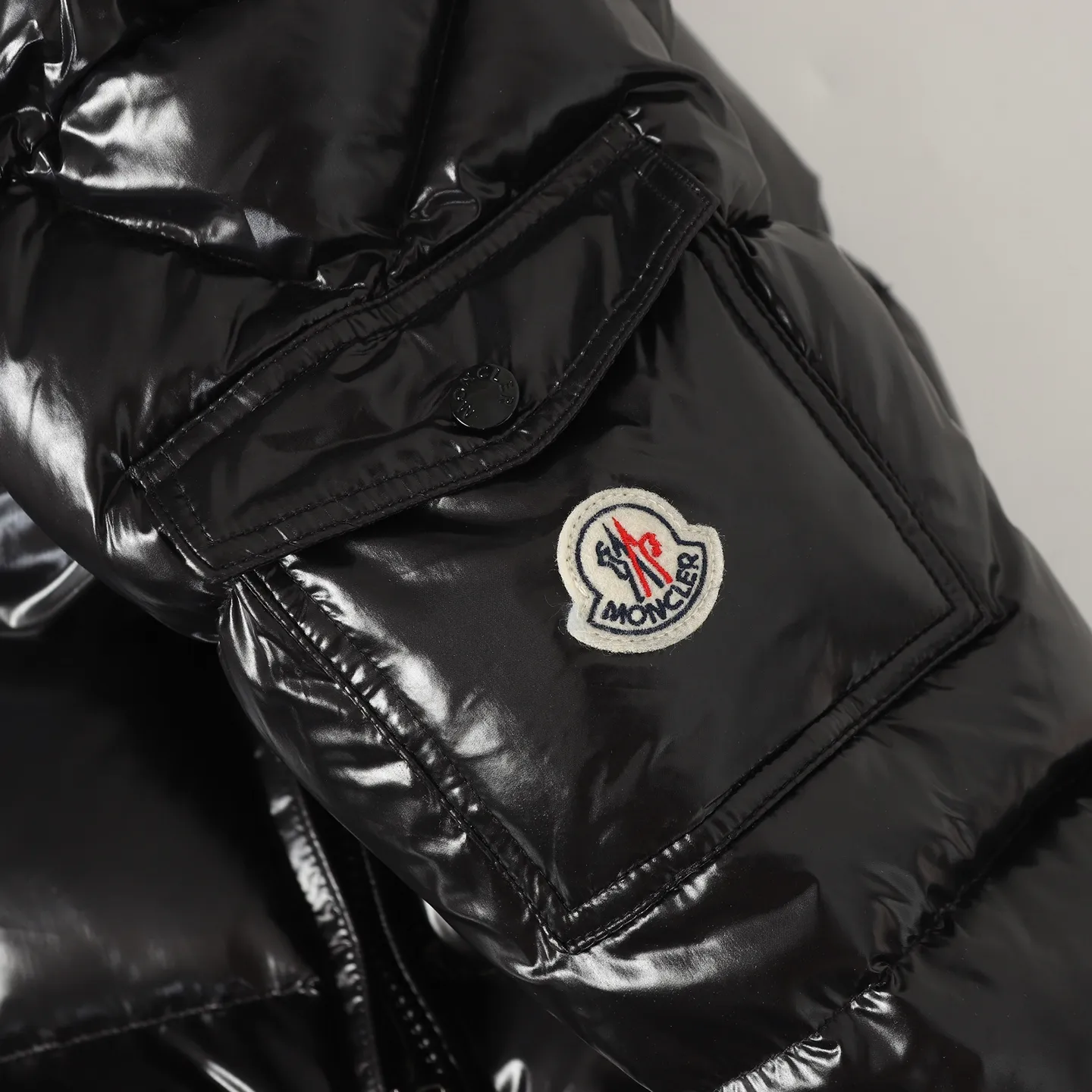P860 MONCLER/Mongolian winter new women's long hooded counters are on sale at the same time🛒 Cavettaz long down adheres to the series' crisp graphic aesthetics and has square and rectangular quilting. It is made of lacquered nylon to highlight the brand's continuous efforts to reduce environmental impact. The down filling capacity is more than 400g🥳Thick and high fluffy Color: black white Code number: 1/2/3/4
