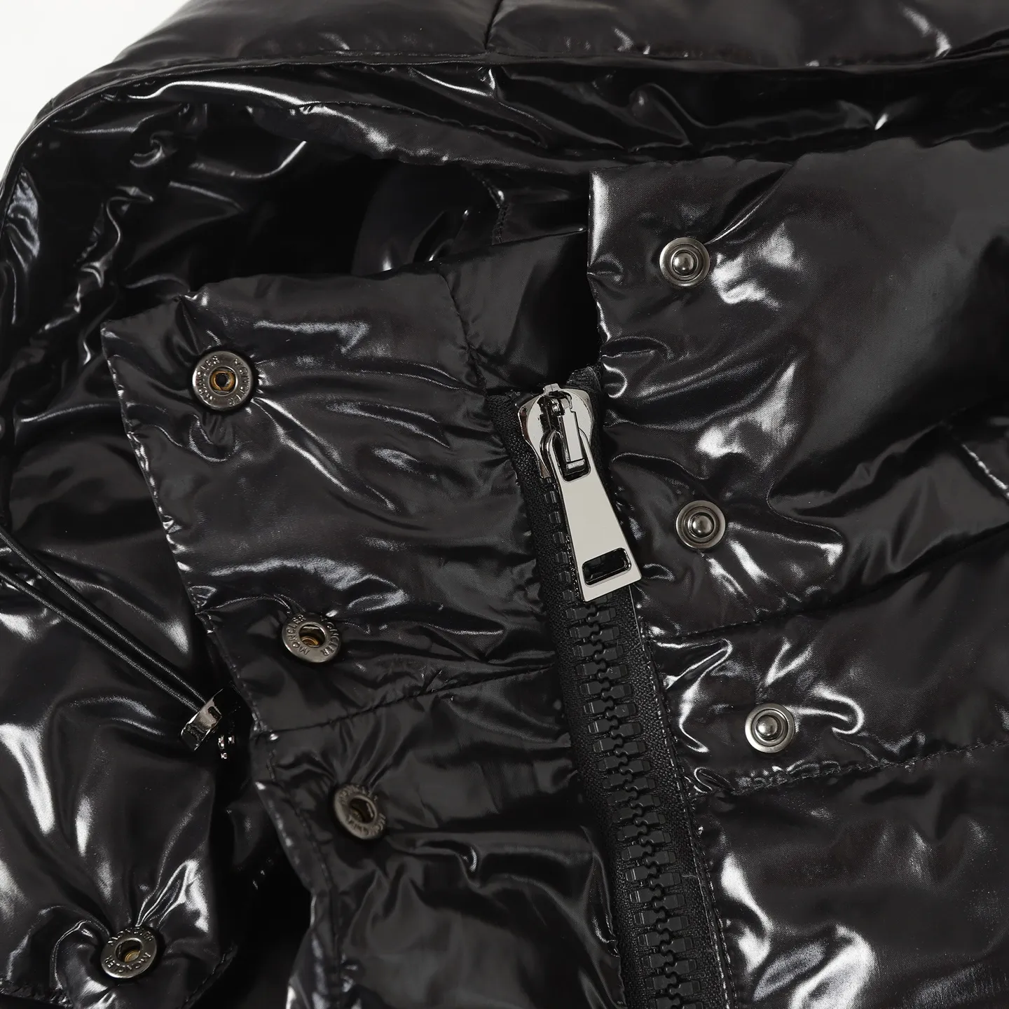 P860 MONCLER/Mongolian winter new women's long hooded counters are on sale at the same time🛒 Cavettaz long down adheres to the series' crisp graphic aesthetics and has square and rectangular quilting. It is made of lacquered nylon to highlight the brand's continuous efforts to reduce environmental impact. The down filling capacity is more than 400g🥳Thick and high fluffy Color: black white Code number: 1/2/3/4