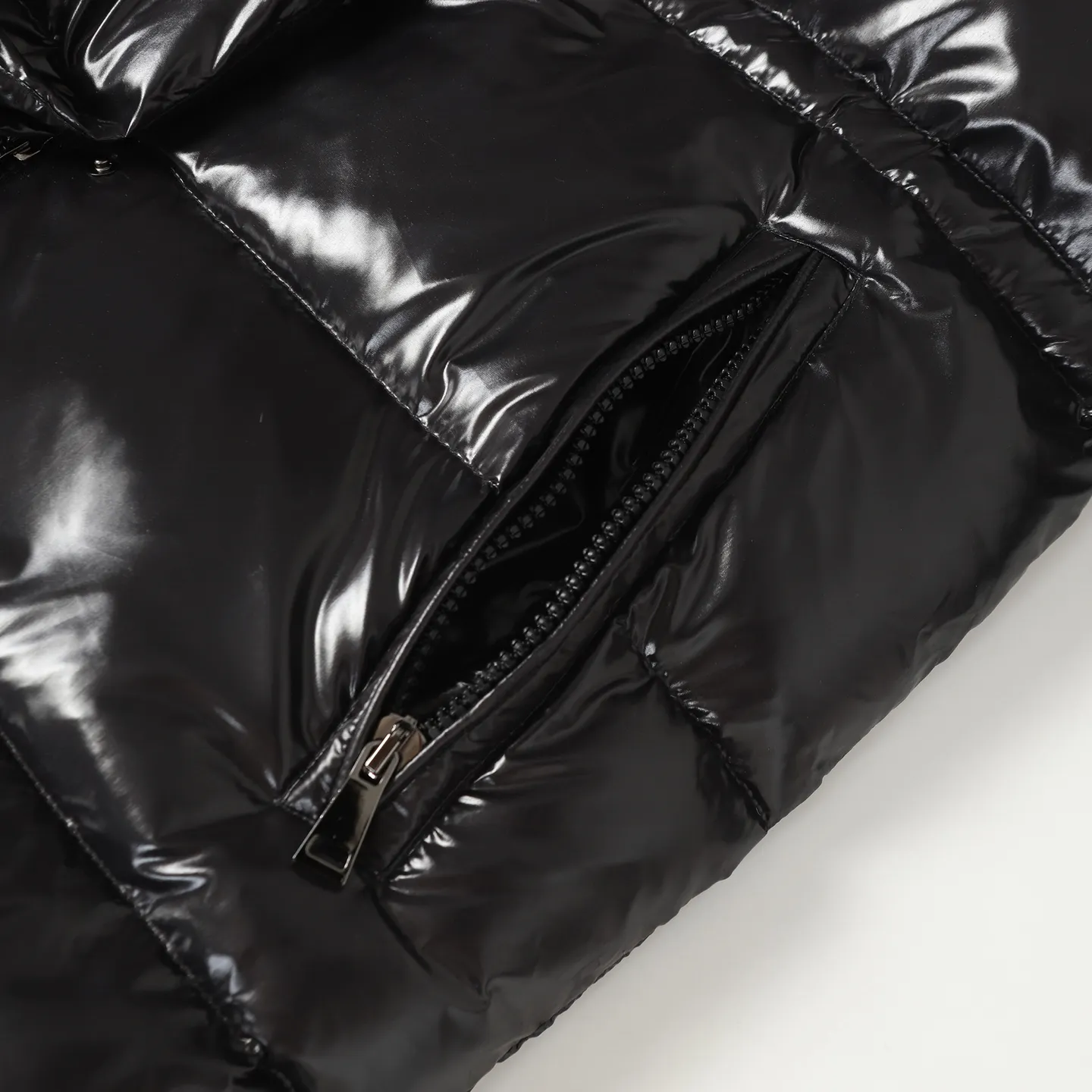 P860 MONCLER/Mongolian winter new women's long hooded counters are on sale at the same time🛒 Cavettaz long down adheres to the series' crisp graphic aesthetics and has square and rectangular quilting. It is made of lacquered nylon to highlight the brand's continuous efforts to reduce environmental impact. The down filling capacity is more than 400g🥳Thick and high fluffy Color: black white Code number: 1/2/3/4