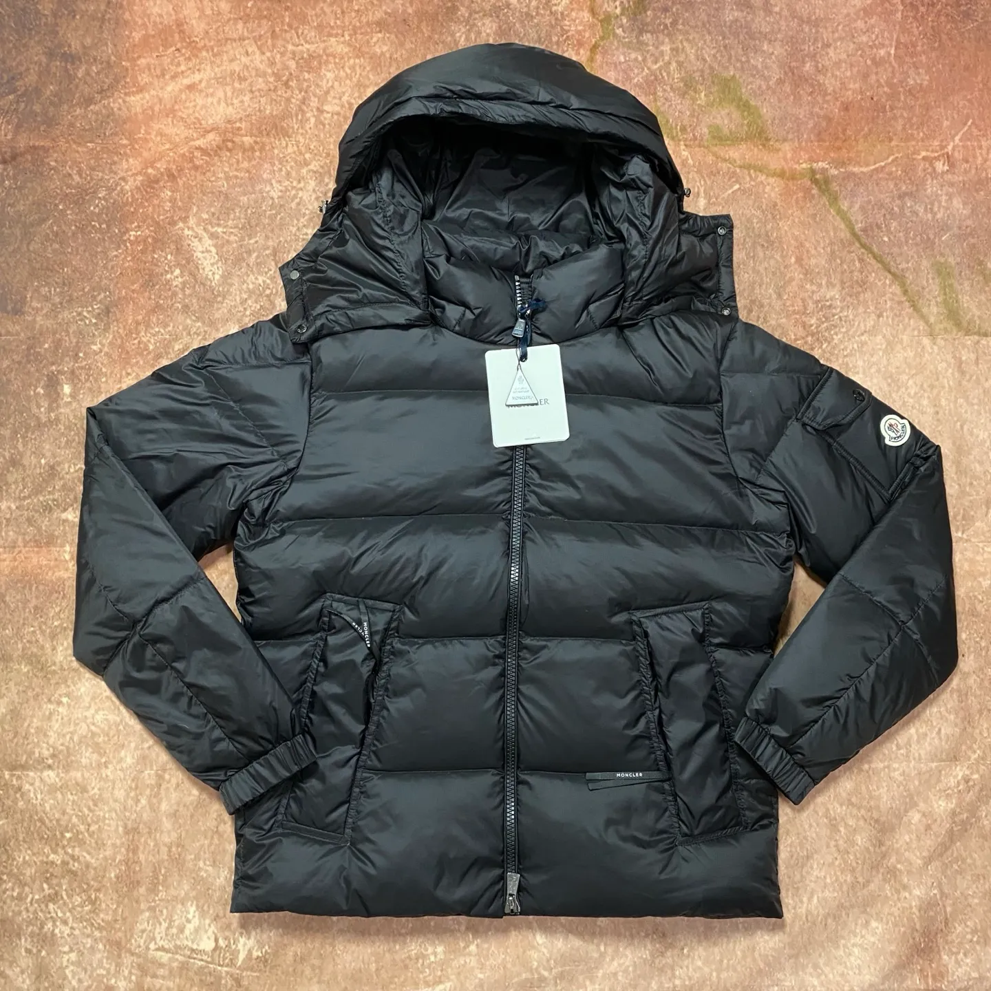 P820 ​​𝗠𝗼𝗻𝗰l𝗲𝗿｜Moodfolded reverse large pocket Maya down short down jacket Description: This short parka down is made of longue Saion fabric. The garment is full of functional details to ensure warmth and care. Features a detachable hood, zippered pockets, three-color access control webbing logo embellishment, adjustable cuffs and snap-button zipper flap fly. Logo embellished sleeves. It adds a unique touch to the overall shape while significantly improving its protective performance.  Material and process analysis: 90% duck down, the most abundant on the market, and a series of misunderstandings such as false goose down. 3️⃣ Fabric: 100% nylon; Lining: 100% nylon, one of the best on the market, everything is customized according to the original version. 4⃣️The electroplated hardware is produced by the original processing factory, all customized by the original factory, and is not available in various market versions. 5⃣️Produced by a same OEM factory, it has always been unambiguous in terms of quality. Everyone knows about the workmanship, QA and Qc quality inspection of the workers when shipping from a large factory. It is not comparable to small factories in the market.  Mouth-mounted down jackets, let’s not brag, there is almost no one that can do better than us! Make an original product with care, so that every customer has the confidence to introduce it to his customers: This is the top version in China. Good products do not need too many soft articles to set off, only junk products will boast: the original ZP uses thousands of words to impress consumers! Size: 1-5 Color: Gray Black Size 1: Length 69, Bust 108, Shoulder Width 48, Sleeve Length 63, Size 2: Length 71, Bust 112, Shoulder Width 49, Sleeve Length 64, Size 3: Length 73, Bust 116, Shoulder Width 50, Sleeve Length 65, Size 4: Length 75, Bust 120, Shoulder Width 51, Sleeve Length 66, Size 5: Clothing Length 77. Bust 124, shoulder width 52, sleeve length 67
