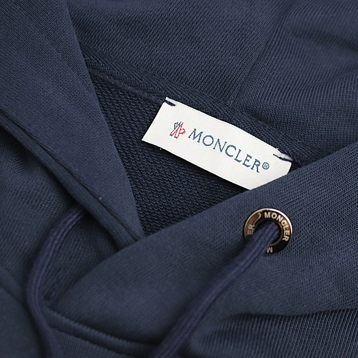 P228 Style number: 851 〈MONCLER〉Basic hooded sweatshirt for Mongolian mouth. The price of Mongolian sweatshirt is actually quite advantageous. Those who have been to the counters should know that the price of Mongolian hooded sweatshirt is not much cheaper than that of Gucci Burberry. It is just relatively low-key and unwilling to hype. It is a picture that you want to buy or not. The aloof existence... ✅Original custom-made with logo eyelets and hood ✅460g 100% cotton wool-eating fabric OS version is too big ✅Matched with the original high-weight double yarn thread ✅Correct three-needle and five-thread craftsmanship Chain edge Color: Black White Royal Blue Sky Blue Size S M L