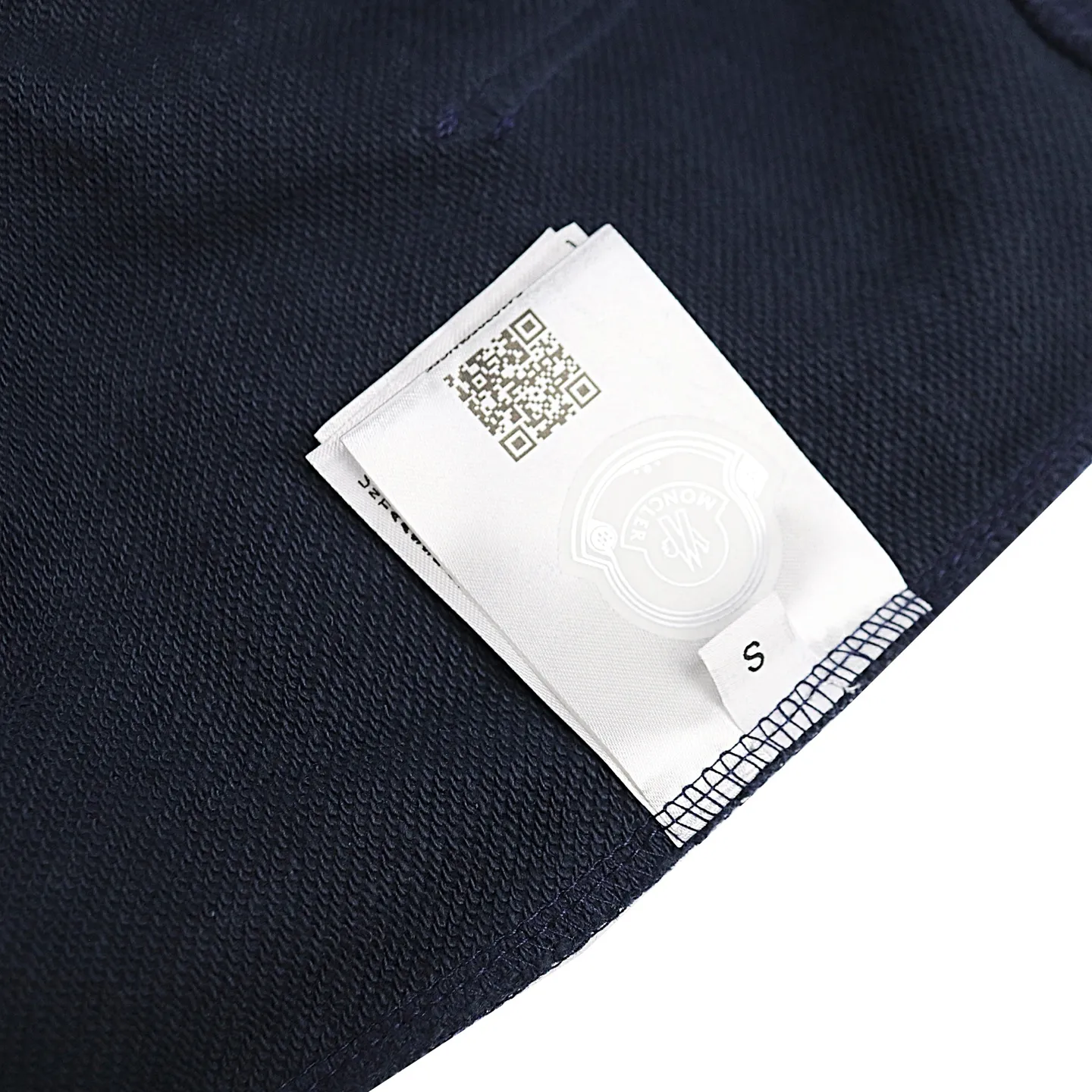 P228 Style number: 851 〈MONCLER〉Basic hooded sweatshirt for Mongolian mouth. The price of Mongolian sweatshirt is actually quite advantageous. Those who have been to the counters should know that the price of Mongolian hooded sweatshirt is not much cheaper than that of Gucci Burberry. It is just relatively low-key and unwilling to hype. It is a picture that you want to buy or not. The aloof existence... ✅Original custom-made with logo eyelets and hood ✅460g 100% cotton wool-eating fabric OS version is too big ✅Matched with the original high-weight double yarn thread ✅Correct three-needle and five-thread craftsmanship Chain edge Color: Black White Royal Blue Sky Blue Size S M L