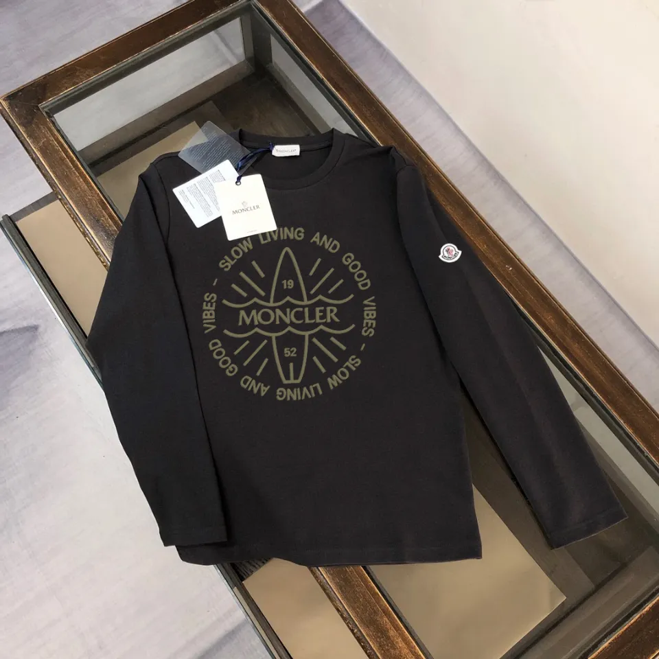 P180, a non-off-the-shelf model, you can trust it. Moncler printed long-sleeved T-shirt, 240g breathable cotton fabric, very soft and comfortable texture, does not shrink, does not deform, does not ball), can be worn alone as a base layer. Original customized accessories, collar label, care mark, hangtag, packaging (perfect details) Color: White Black Size: XS S M L