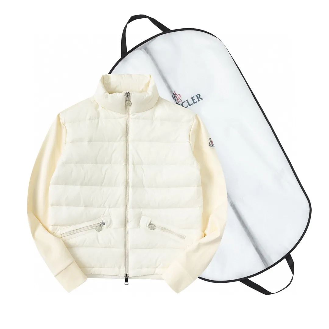 P620 (with dust bag) Moncler/muzzled new arrival Stand collar spliced air cotton down jacket Customized yb windproof and waterproof nylon material White goose down filling The whole piece is light and warm Stand collar design is fashionable and does not look bloated Classic rectangular texture splicing Air cotton sleeves Back and shoulders Iconic brand seal decoration presents the brand concept Regular slim version is different from the large version Black versatile fashionable white gentle temperament 2 colors are classic versatile colors integrating warmth and fashion Get rid of the traditional bloated down for southern babies in autumn and winter. One piece can be worn alone by northern babies in early autumn. Customized fabrics and accessories for winter layering. Check the correct version. Filling standard: national standard 90 down filling, same style for men and women. Color: black/white. Size: S M L XL