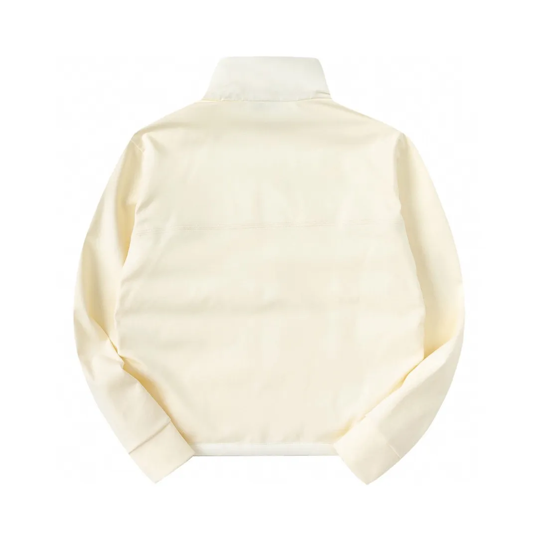 P620 (with dust bag) Moncler/muzzled new arrival Stand collar spliced air cotton down jacket Customized yb windproof and waterproof nylon material White goose down filling The whole piece is light and warm Stand collar design is fashionable and does not look bloated Classic rectangular texture splicing Air cotton sleeves Back and shoulders Iconic brand seal decoration presents the brand concept Regular slim version is different from the large version Black versatile fashionable white gentle temperament 2 colors are classic versatile colors integrating warmth and fashion Get rid of the traditional bloated down for southern babies in autumn and winter. One piece can be worn alone by northern babies in early autumn. Customized fabrics and accessories for winter layering. Check the correct version. Filling standard: national standard 90 down filling, same style for men and women. Color: black/white. Size: S M L XL