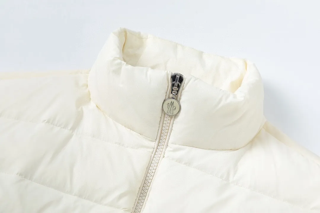 P620 (with dust bag) Moncler/muzzled new arrival Stand collar spliced air cotton down jacket Customized yb windproof and waterproof nylon material White goose down filling The whole piece is light and warm Stand collar design is fashionable and does not look bloated Classic rectangular texture splicing Air cotton sleeves Back and shoulders Iconic brand seal decoration presents the brand concept Regular slim version is different from the large version Black versatile fashionable white gentle temperament 2 colors are classic versatile colors integrating warmth and fashion Get rid of the traditional bloated down for southern babies in autumn and winter. One piece can be worn alone by northern babies in early autumn. Customized fabrics and accessories for winter layering. Check the correct version. Filling standard: national standard 90 down filling, same style for men and women. Color: black/white. Size: S M L XL
