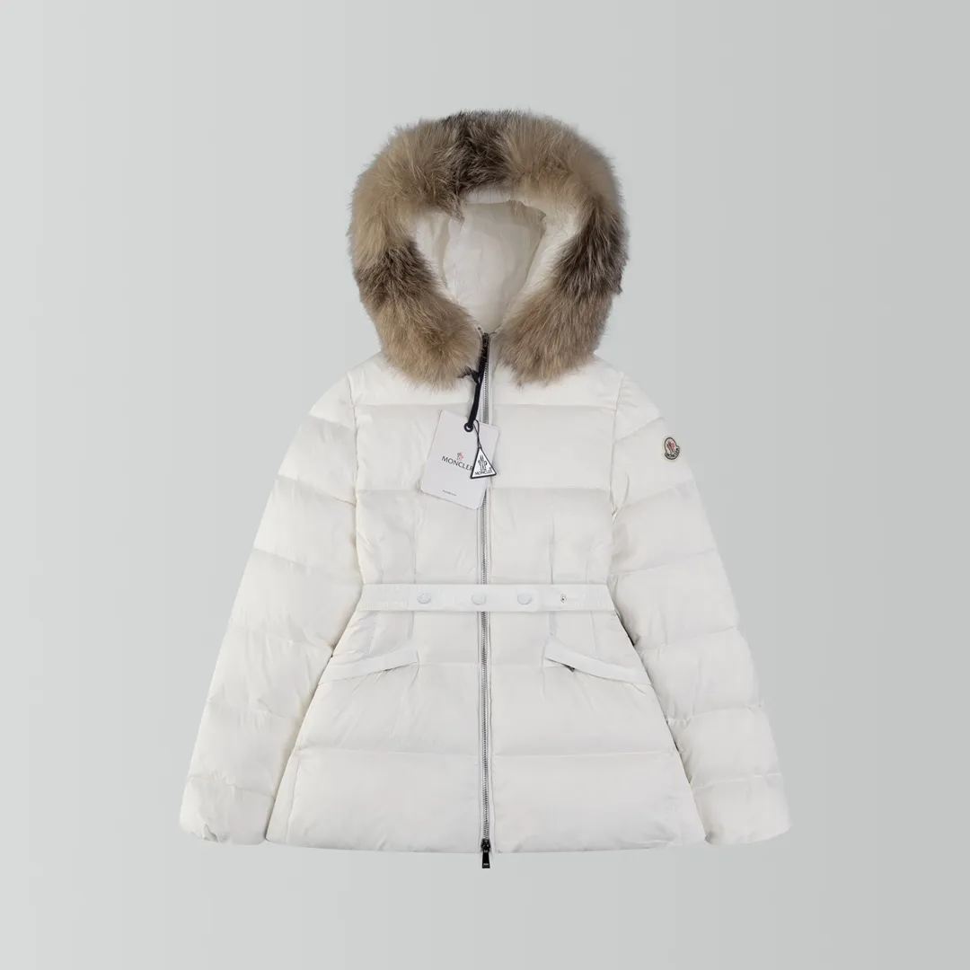 P960 Ceiling fox fur version MONCLER/moner hermifur series women's short heavy-crafted nylon down jacket. Jumpsuit hood with detachable fox fox real fur collar, plated hardware die-cast zipper and invisible snap button front placket. Comes with original color belt and three-level snap button, which can be freely adjusted. There are four internal seams on both sides of the tension beam above the waist, making the waist slimmer and not bloated. Double-layer flap pockets with black painted snap buttons. All colors are matched with original color belts, three-level snap buttons, and the elasticity can be adjusted freely. The fabric is soft and comfortable, the velvet has good fluffiness, and the slim fit upper body is light, neat, warm, and not bloated. Color: white black