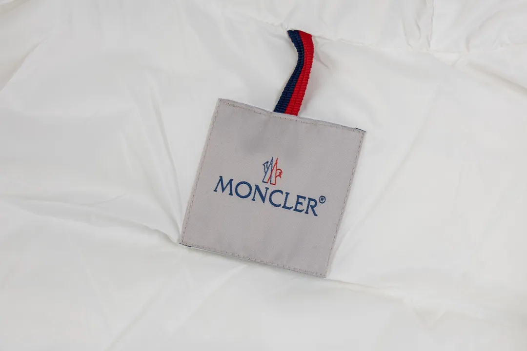 P960 Ceiling fox fur version MONCLER/moner hermifur series women's short heavy-crafted nylon down jacket. Jumpsuit hood with detachable fox fox real fur collar, plated hardware die-cast zipper and invisible snap button front placket. Comes with original color belt and three-level snap button, which can be freely adjusted. There are four internal seams on both sides of the tension beam above the waist, making the waist slimmer and not bloated. Double-layer flap pockets with black painted snap buttons. All colors are matched with original color belts, three-level snap buttons, and the elasticity can be adjusted freely. The fabric is soft and comfortable, the velvet has good fluffiness, and the slim fit upper body is light, neat, warm, and not bloated. Color: white black