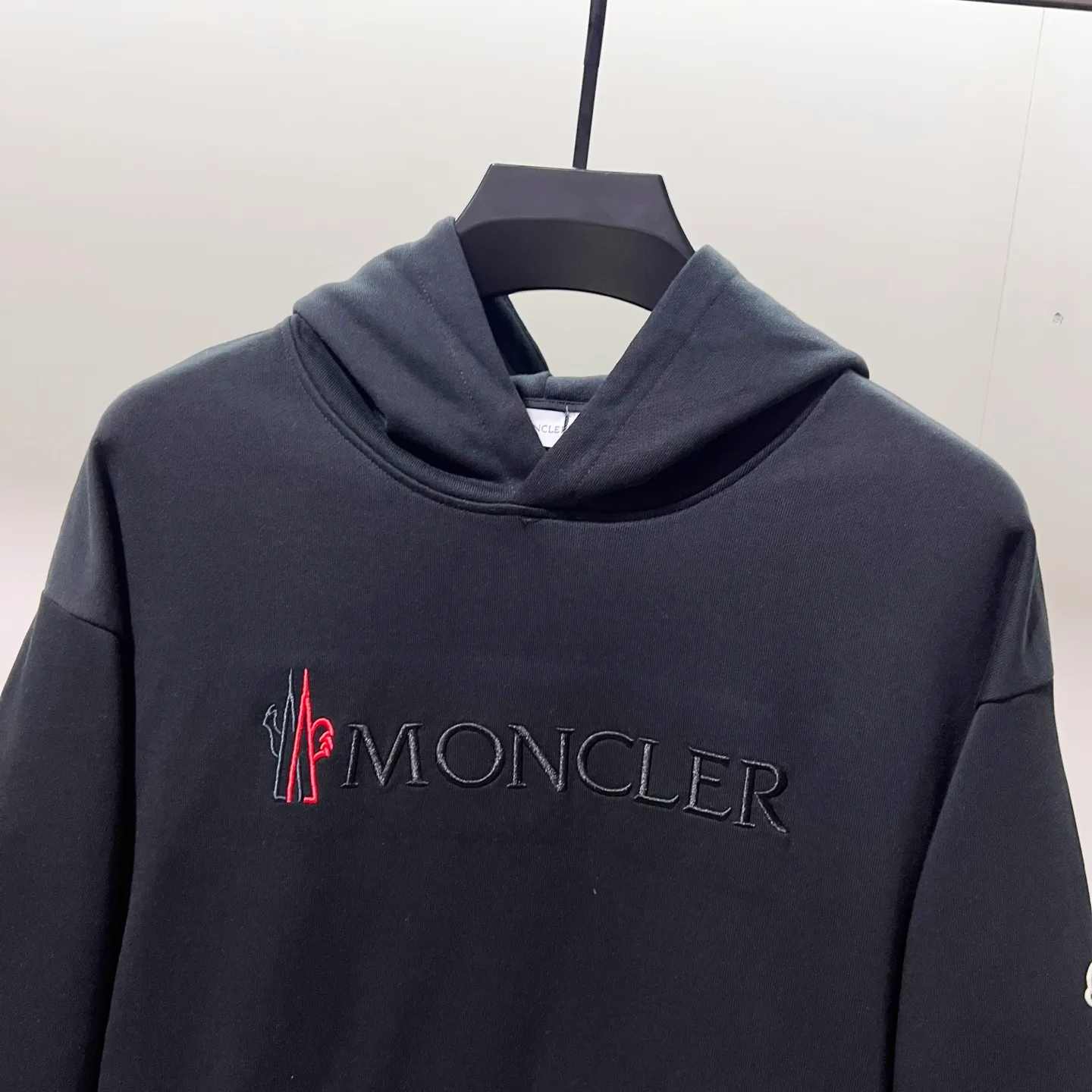 P260 MONCLER/Mask 420g pure cotton hooded sweatshirt, color block embroidery🪡letter arrangement LOGO arm patch logo, official synchronization, high version, high quality, fashionable personality, versatile trend, pure original quality, original fabric, tag, collar label, washed wheat, complete three standards, color: black, white, gray. Size: XS-L