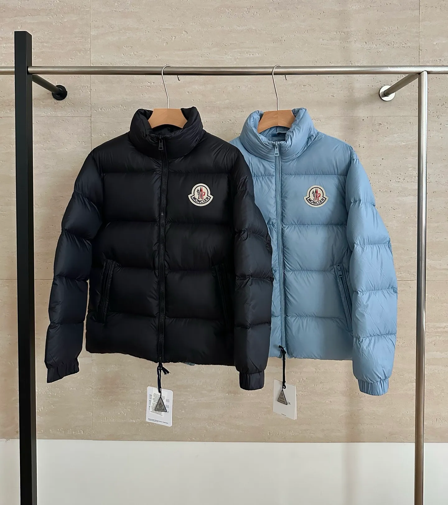 P760 Moncler Citala short down jacket. Made of lightweight nylon fabric and longue saison lining, the Citala down jacket is comfortable and warm without being bulky. This cropped down jacket has a comfortable fit, a signature turtleneck and a quilted, checkered silhouette. Details •Made from lightweight nylon fabric •Longue saison lining •Down filling (⚠️Premium goose down) •Stand collar •Zip closure •Zip pockets •Elastic cuffs and hem •Felt logo patch Size : 1-5 Couple size.