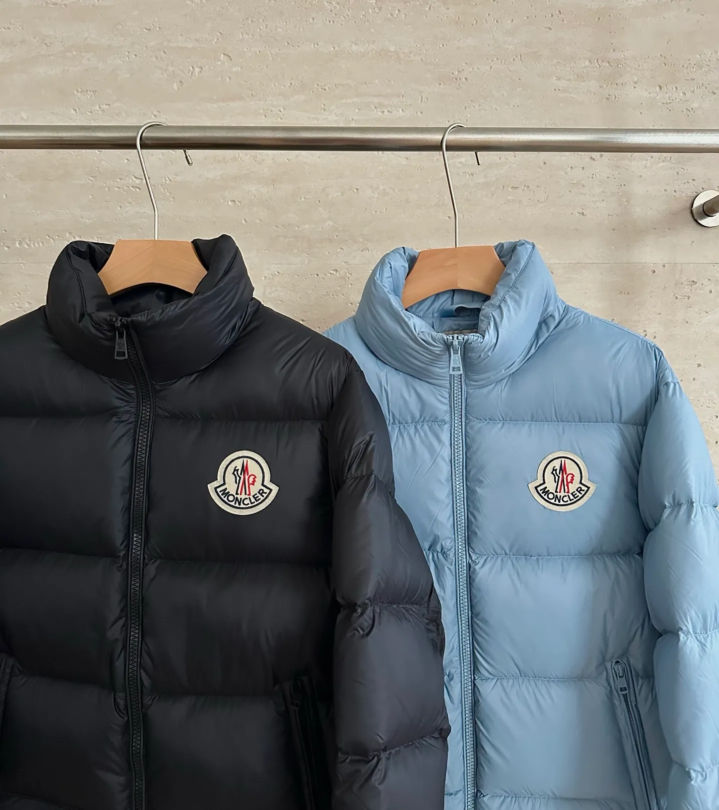 P760 Moncler Citala short down jacket. Made of lightweight nylon fabric and longue saison lining, the Citala down jacket is comfortable and warm without being bulky. This cropped down jacket has a comfortable fit, a signature turtleneck and a quilted, checkered silhouette. Details •Made from lightweight nylon fabric •Longue saison lining •Down filling (⚠️Premium goose down) •Stand collar •Zip closure •Zip pockets •Elastic cuffs and hem •Felt logo patch Size : 1-5 Couple size.
