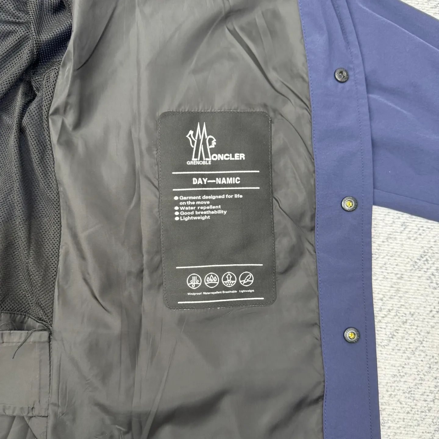 P650 Moncler Grenoble functional outdoor zippered jacket with adjustable sleeves Size: 1/2/3/4 Custom-dyed double stretch mercerized poplin Custom-dyed soft mesh pongee Excellent texture Comfortable and close to the skin Dark green inspired by plant texture The color is taken from sage leaves soaked in morning dew Precision narrative of functional pocket system Balance of function and aesthetics Iconic Moncler logo appears on the sleeves for full recognition The triangular logo of the same color is hidden into the fabric texture like a mark in the undercurrent of the deep sea. It is extremely invisible and visible. The detachable sleeve design allows for diversified outfits.