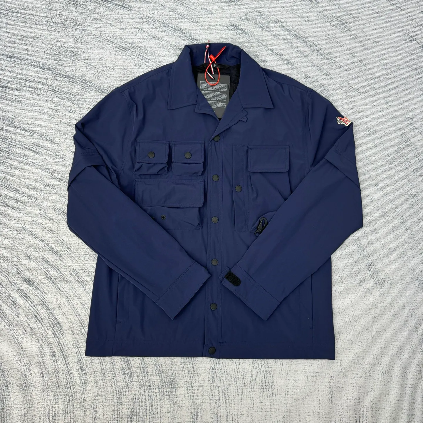P650 Moncler Grenoble functional outdoor zippered jacket with adjustable sleeves Size: 1/2/3/4 Custom-dyed double stretch mercerized poplin Custom-dyed soft mesh pongee Excellent texture Comfortable and close to the skin Dark green inspired by plant texture The color is taken from sage leaves soaked in morning dew Precision narrative of functional pocket system Balance of function and aesthetics Iconic Moncler logo appears on the sleeves for full recognition The triangular logo of the same color is hidden into the fabric texture like a mark in the undercurrent of the deep sea. It is extremely invisible and visible. The detachable sleeve design allows for diversified outfits.