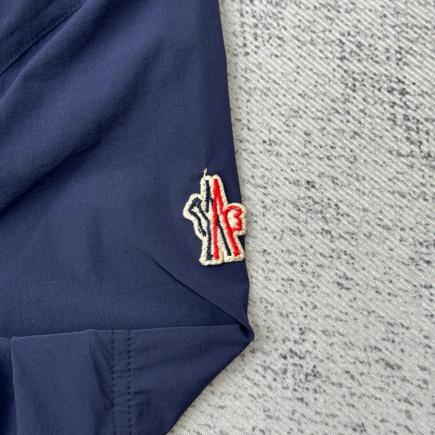 P650 Moncler Grenoble functional outdoor zippered jacket with adjustable sleeves Size: 1/2/3/4 Custom-dyed double stretch mercerized poplin Custom-dyed soft mesh pongee Excellent texture Comfortable and close to the skin Dark green inspired by plant texture The color is taken from sage leaves soaked in morning dew Precision narrative of functional pocket system Balance of function and aesthetics Iconic Moncler logo appears on the sleeves for full recognition The triangular logo of the same color is hidden into the fabric texture like a mark in the undercurrent of the deep sea. It is extremely invisible and visible. The detachable sleeve design allows for diversified outfits.
