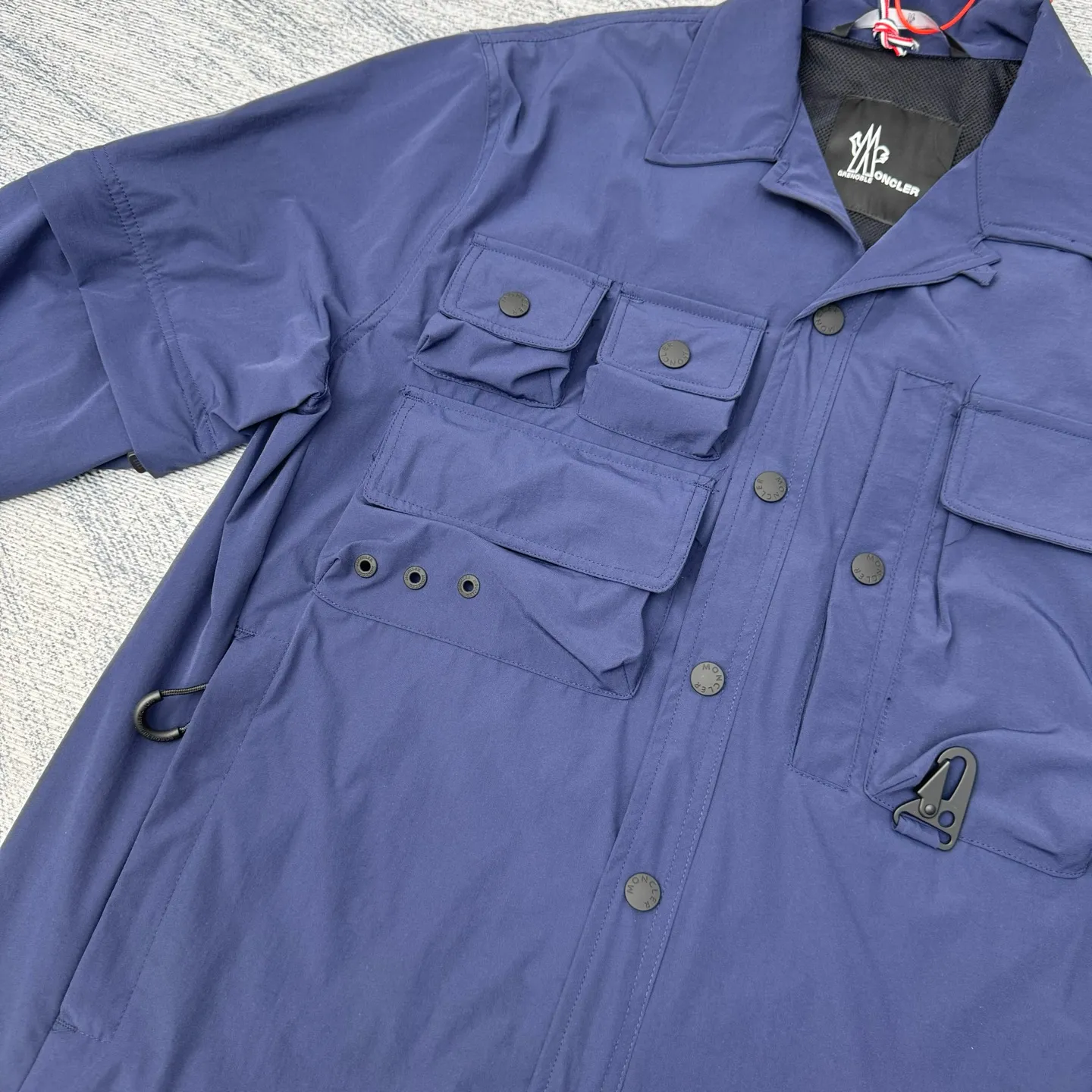 P650 Moncler Grenoble functional outdoor zippered jacket with adjustable sleeves Size: 1/2/3/4 Custom-dyed double stretch mercerized poplin Custom-dyed soft mesh pongee Excellent texture Comfortable and close to the skin Dark green inspired by plant texture The color is taken from sage leaves soaked in morning dew Precision narrative of functional pocket system Balance of function and aesthetics Iconic Moncler logo appears on the sleeves for full recognition The triangular logo of the same color is hidden into the fabric texture like a mark in the undercurrent of the deep sea. It is extremely invisible and visible. The detachable sleeve design allows for diversified outfits.