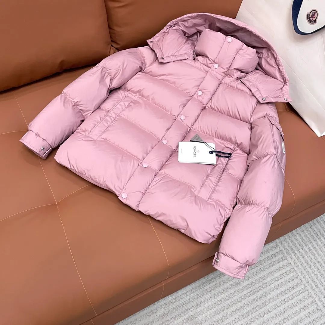 P900 Moncler ➡️New Meng Mouth autumn and winter product Vezere🦢Goose down fog flour down jacket, same style for men and women. This Vezere short down jacket is a basic warm item, highlighting Moncler's style characteristics. The Vezere down jacket is made from longue saison fabric, which is both lightweight and warm. This short down jacket features a hood that can be easily removed depending on the weather. The jacket's silhouette and sleeve patch pockets pay homage to the iconic Moncler Maya down jacket. •Made in longue saison fabric •Nylon léger brillant lining •Down filled •Removable and adjustable hood •Zip and snap fastening •Zip pockets •Patch pockets on sleeves •Adjustable cuffs •Drawstring hem
