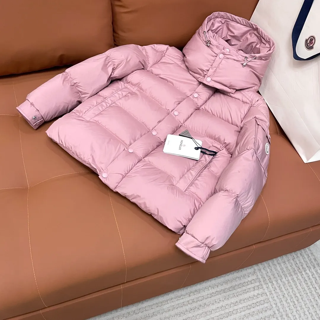 P900 Moncler ➡️New Meng Mouth autumn and winter product Vezere🦢Goose down fog flour down jacket, same style for men and women. This Vezere short down jacket is a basic warm item, highlighting Moncler's style characteristics. The Vezere down jacket is made from longue saison fabric, which is both lightweight and warm. This short down jacket features a hood that can be easily removed depending on the weather. The jacket's silhouette and sleeve patch pockets pay homage to the iconic Moncler Maya down jacket. •Made in longue saison fabric •Nylon léger brillant lining •Down filled •Removable and adjustable hood •Zip and snap fastening •Zip pockets •Patch pockets on sleeves •Adjustable cuffs •Drawstring hem