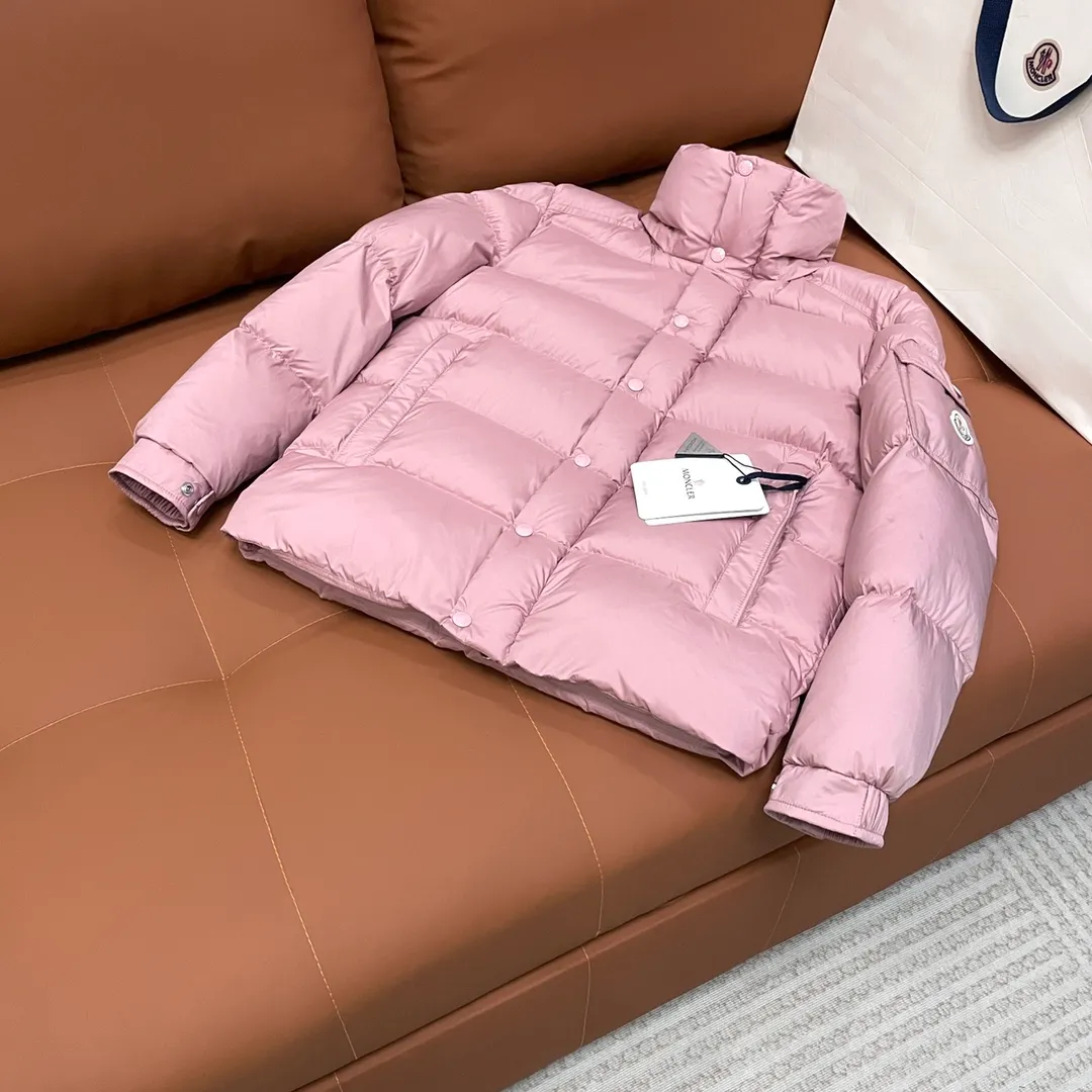 P900 Moncler ➡️New Meng Mouth autumn and winter product Vezere🦢Goose down fog flour down jacket, same style for men and women. This Vezere short down jacket is a basic warm item, highlighting Moncler's style characteristics. The Vezere down jacket is made from longue saison fabric, which is both lightweight and warm. This short down jacket features a hood that can be easily removed depending on the weather. The jacket's silhouette and sleeve patch pockets pay homage to the iconic Moncler Maya down jacket. •Made in longue saison fabric •Nylon léger brillant lining •Down filled •Removable and adjustable hood •Zip and snap fastening •Zip pockets •Patch pockets on sleeves •Adjustable cuffs •Drawstring hem